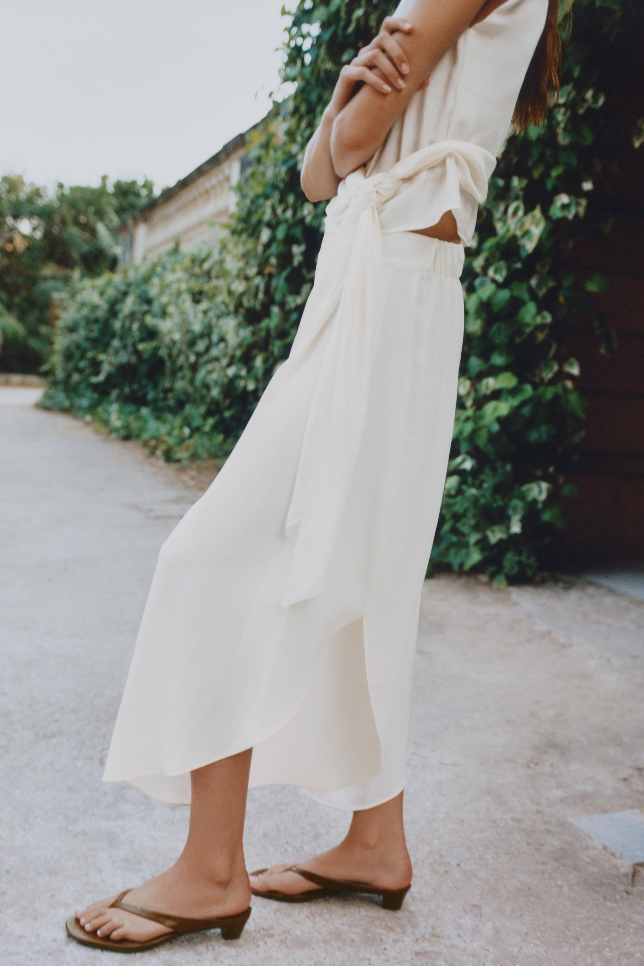 High-waisted pants with front pleats and an elastic waistband at the back. Cropped wide-leg desig... | Zara US