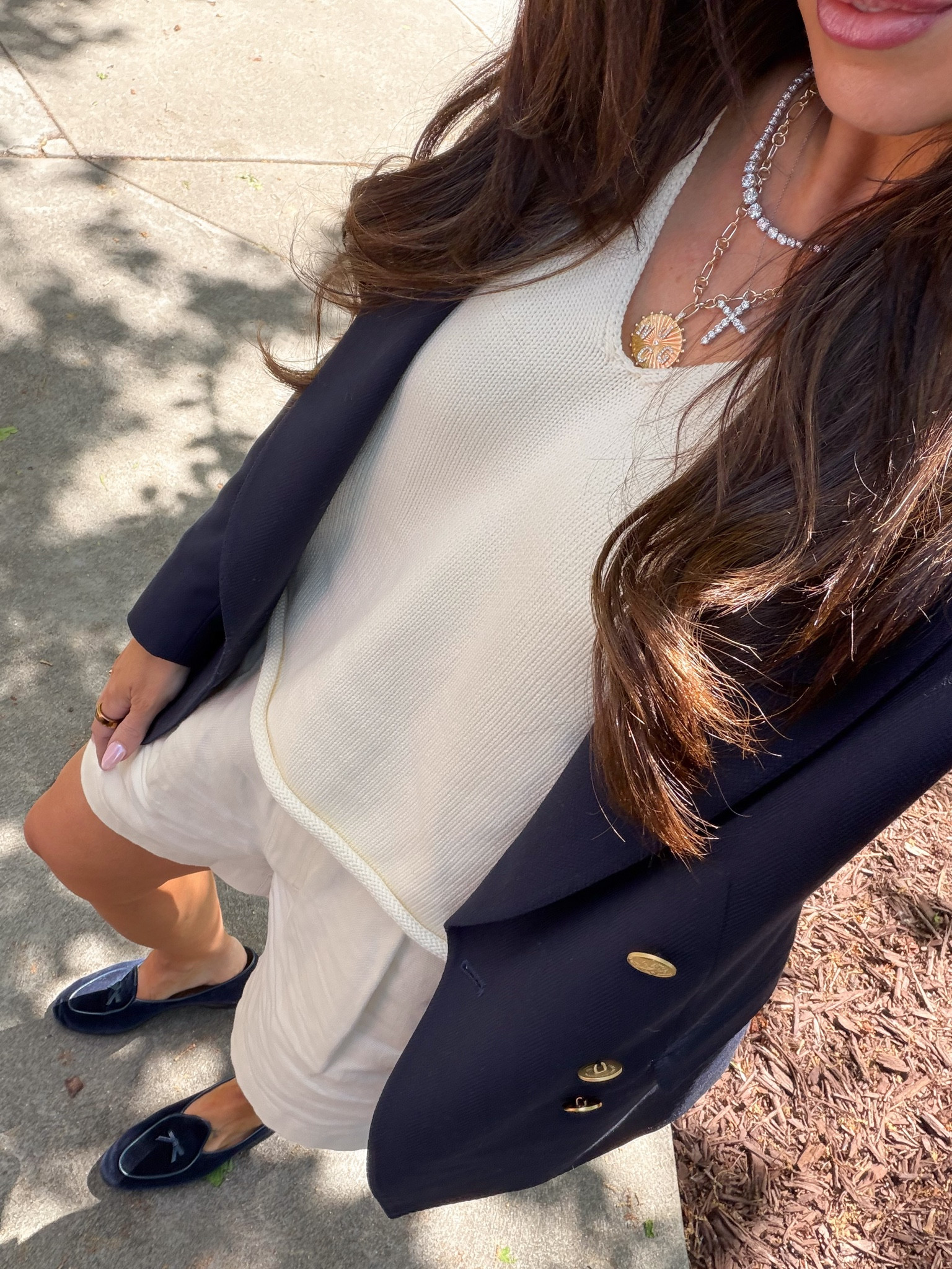 Chic summer sweater and cotton-linen blend shorts 🤍
