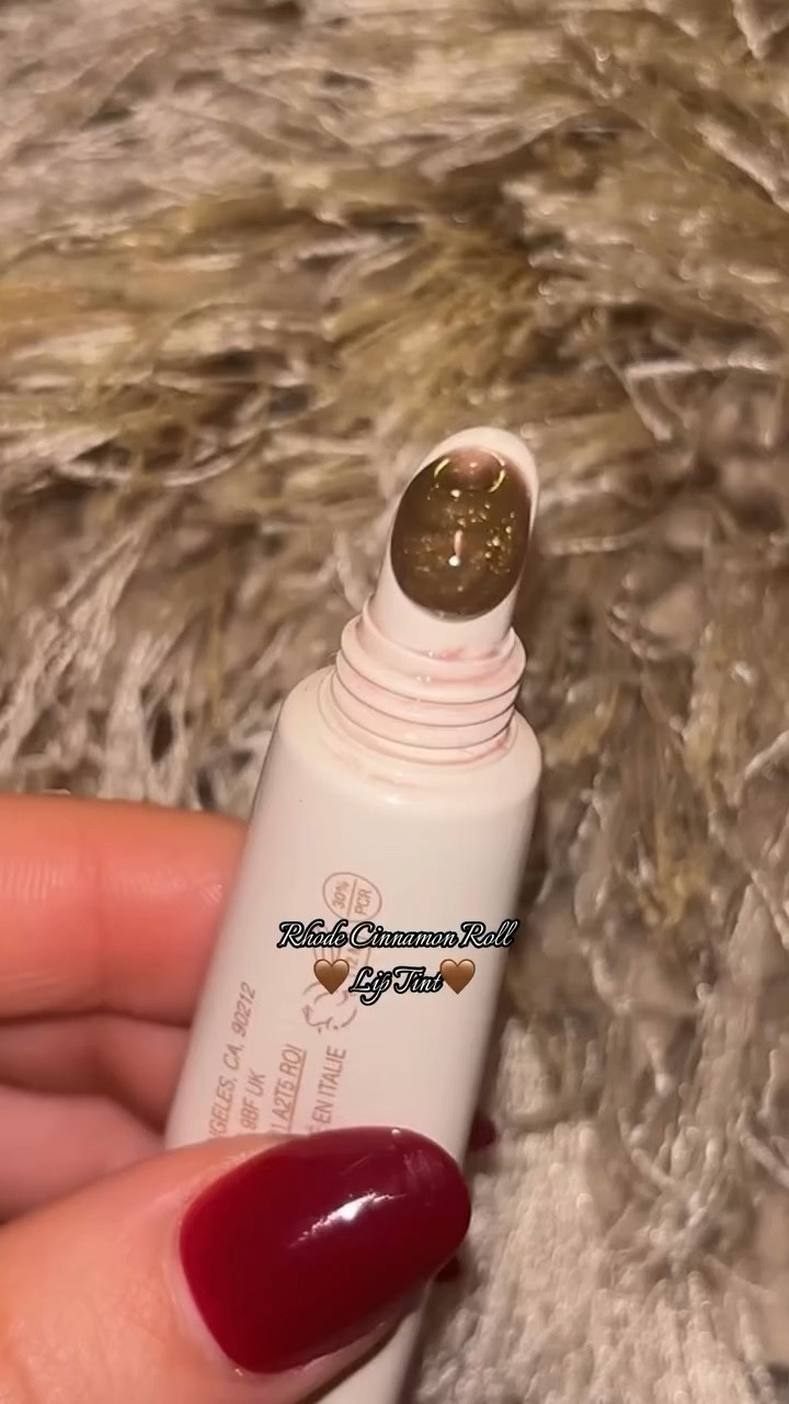 Who got their hands on Rhodes cinnamon roll lip tint?🤎 now who’s getting the new peppermint glaze today?! ♥️🎅🏻🤍 @rhode #rhodeliptint #rhodeliptreatment #rhodeskin #rhode #haileybieberstyle #liptintrhode