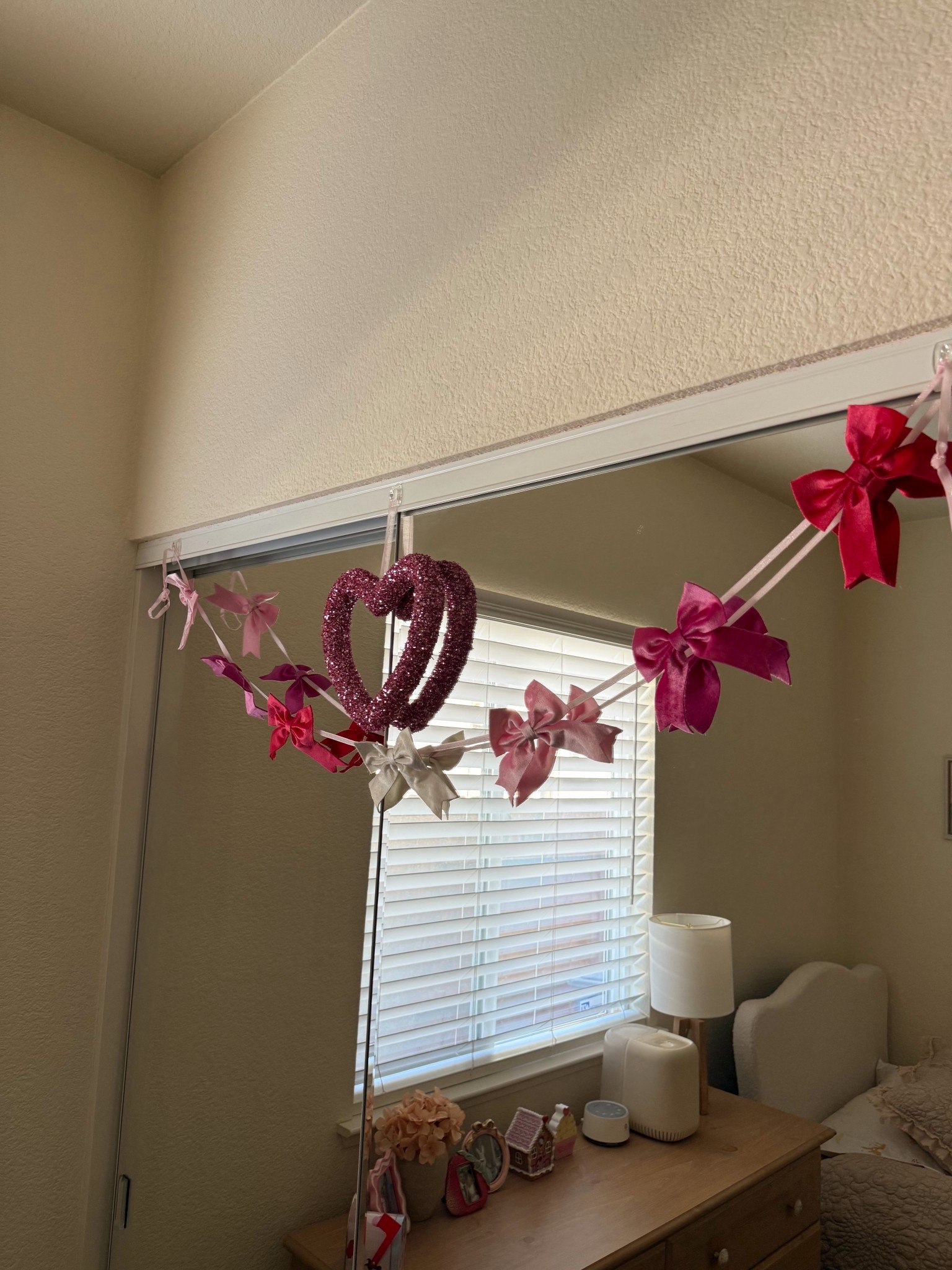 The cutest bow garland in our toddlers room for Valentine’s Day! 🎀 