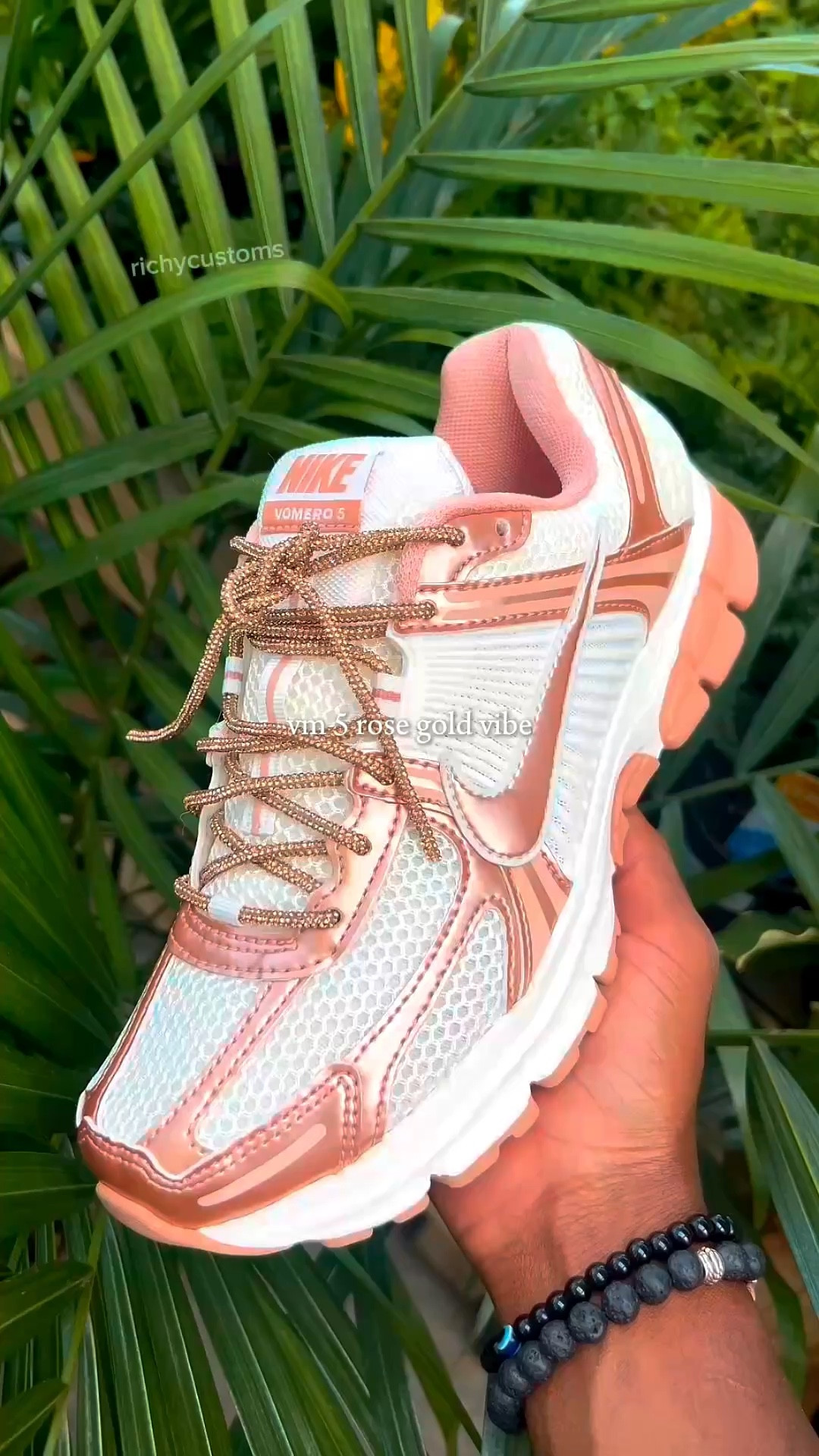 The perfect Golden Sneaks you need in your closet
#gold #vomero #rosegold #vomero