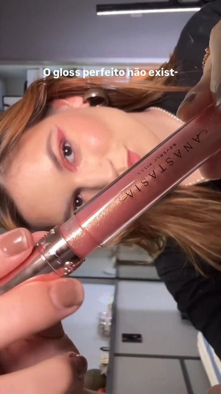 Simplesmente apaixonada pelo gloss Peachy da @anastasiabeverlyhills 😍 #testandoprodutos #abh #anastasiabeverlyhills #dicademake