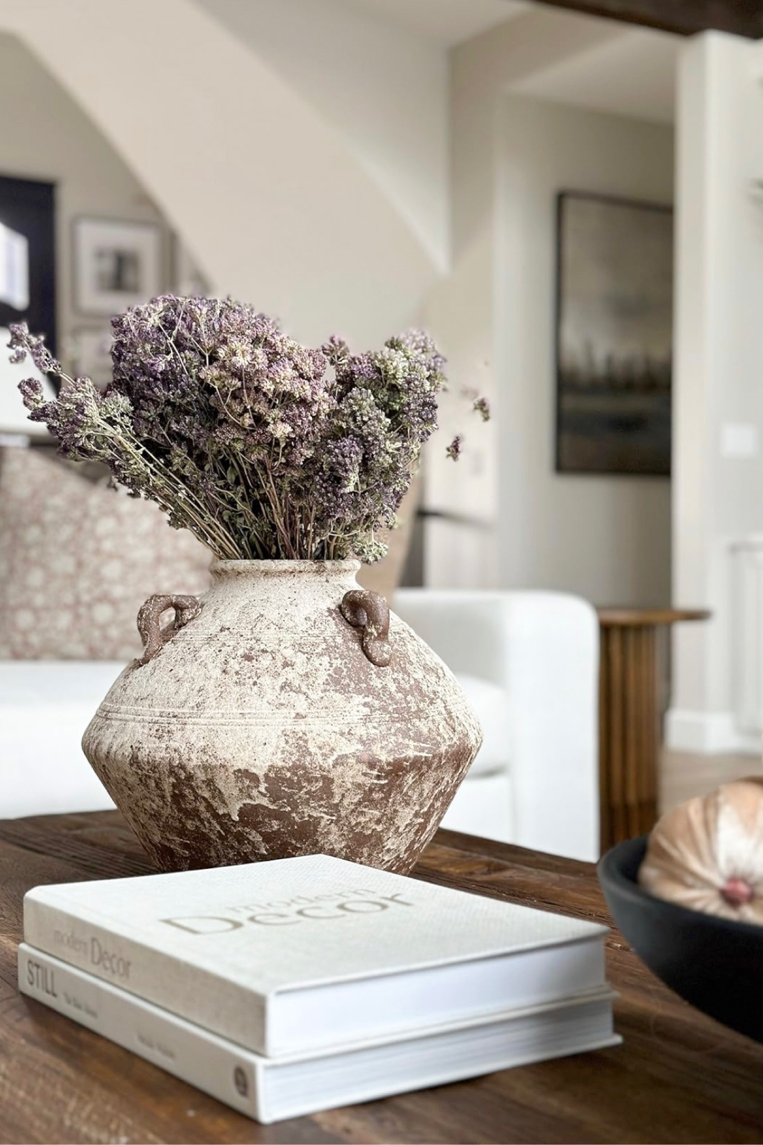 Neutral coffee table styling, perfect for any season!

Home  Home decor  Home finds  Coffee table  Coffee table styling  Vase  Faux florals  Coffee table book  Neutral  Neutral Home  Minimalist

#LTKfindsunder100 #LTKhome #LTKSeasonal