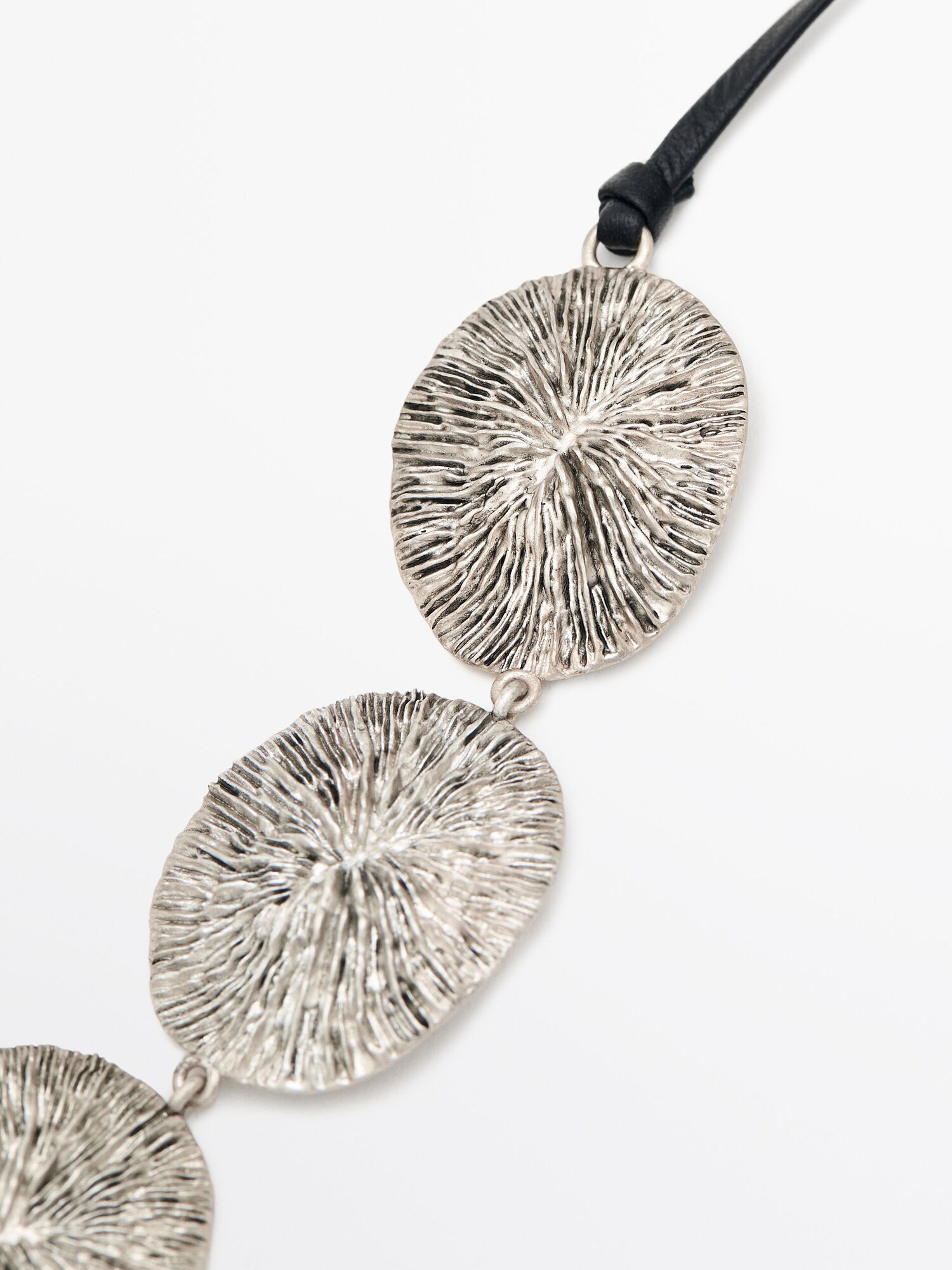 Long necklace with oval pieces | Massimo Dutti US