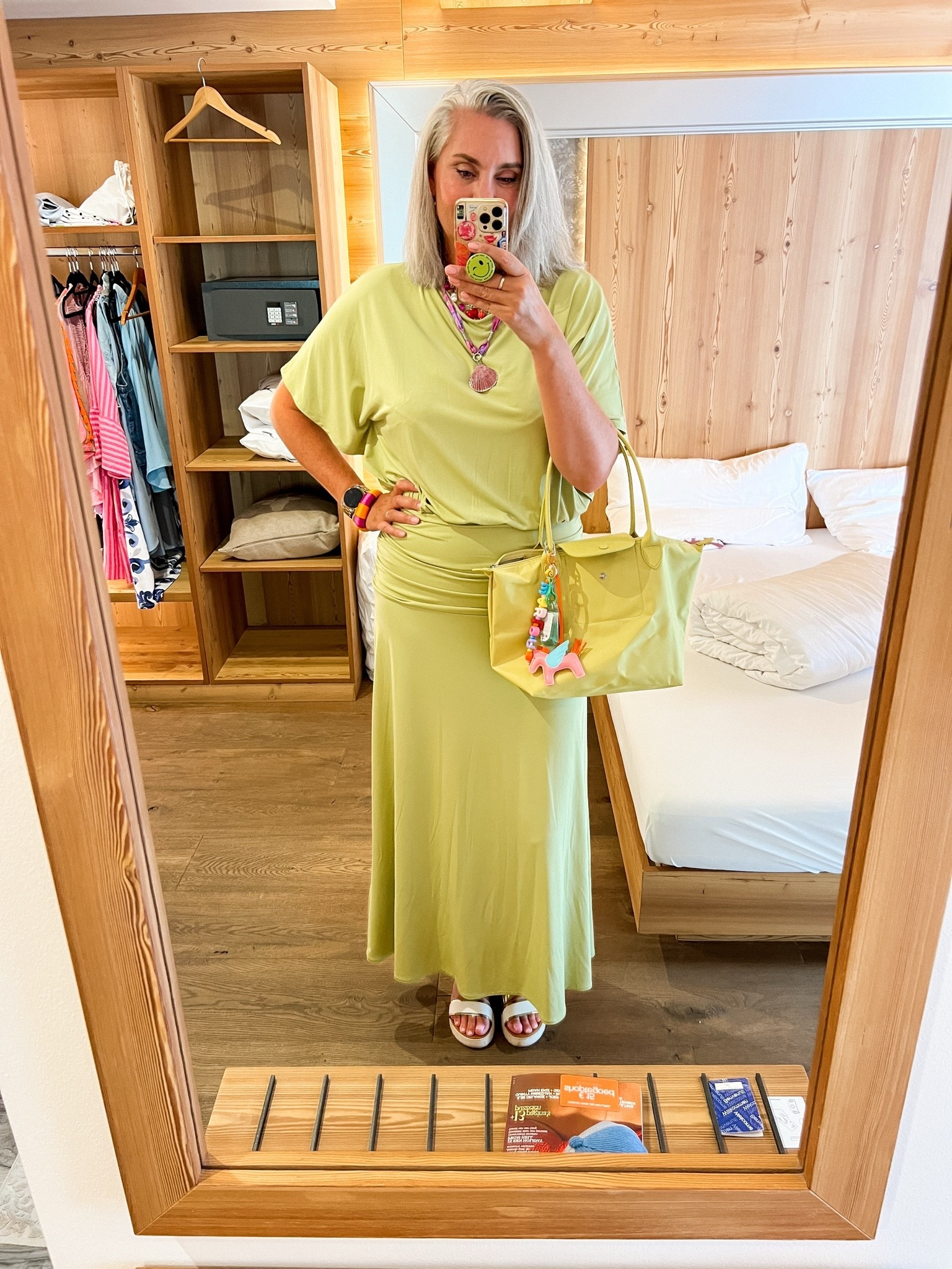 OOTN - Donderdagavond. Limoengroene maxi jurk (L), wit leren sandalen (heel oud), lime groene Longchamp le Pliage. Kettingen en armband van Myjewellery.

#LTKeurope #LTKsummer #LTKmidsize