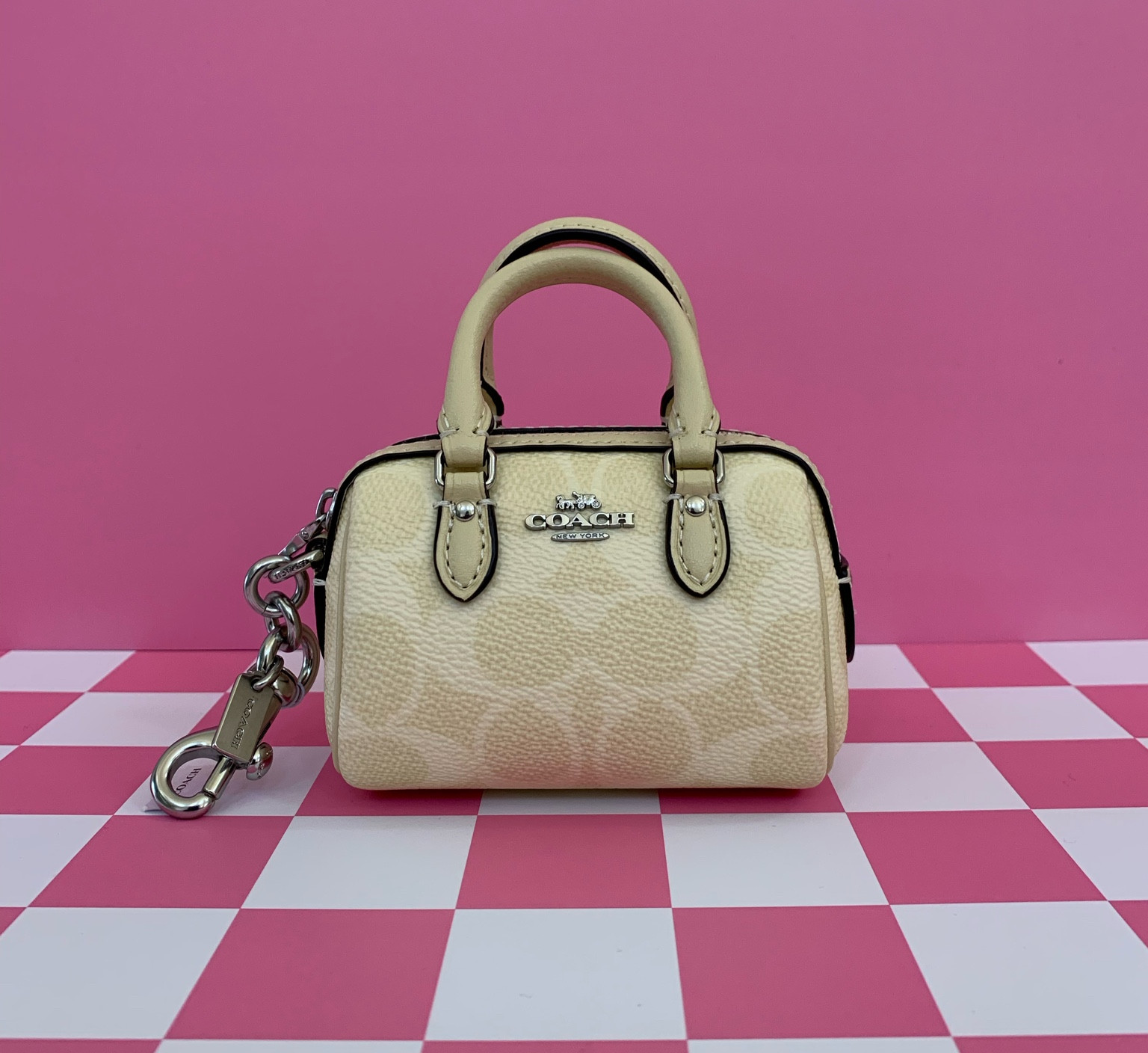 Jumped on the micro handbag trend with this little cutie from Coach! It’s compact but roomy and packs a punch in terms of style.  Unfortunately, it’s sold out in this color/print but still available in chalk and brown canvas. 

#coach #coachmicrorowan #coachbagcharm #microbag

#LTKover40 #LTKfindsunder100 #LTKitbag