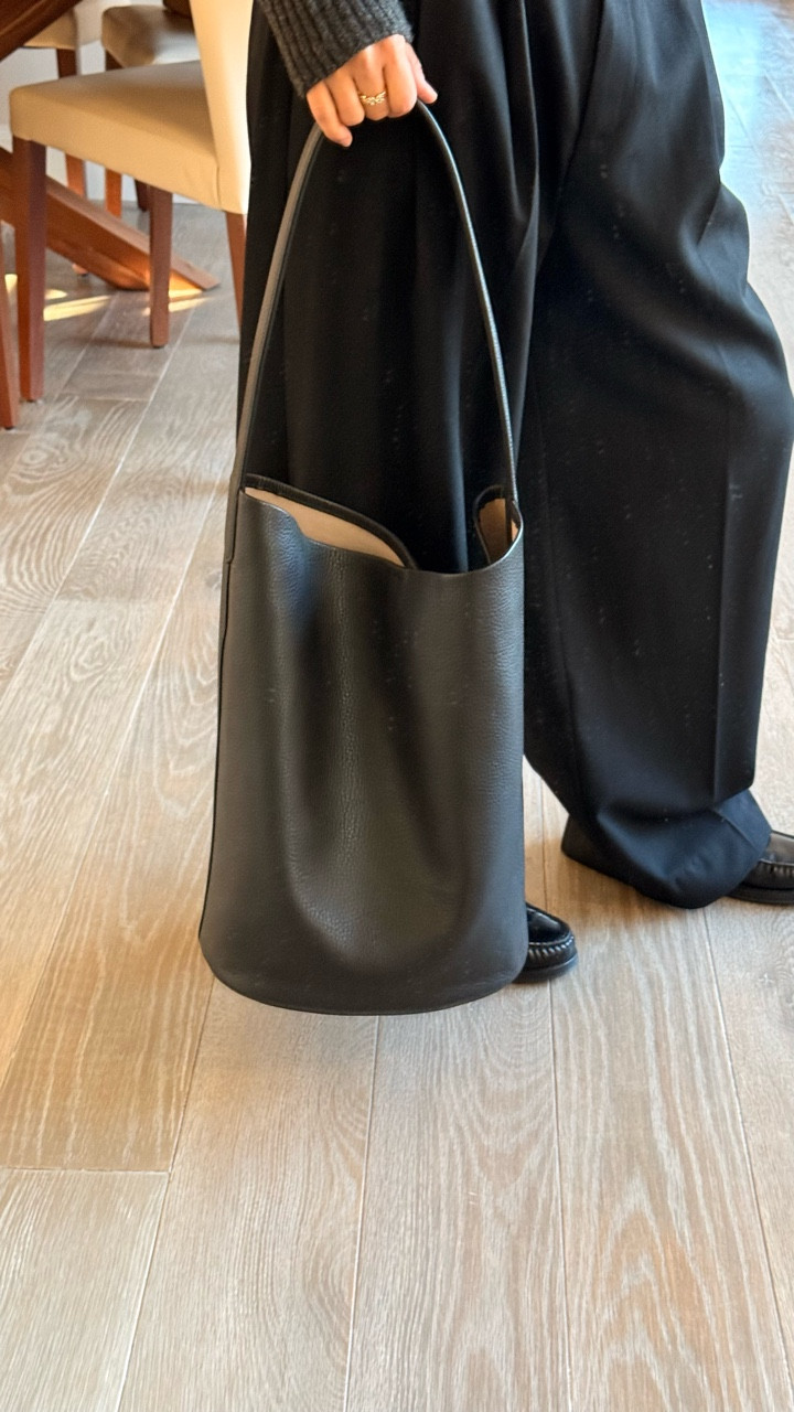 Basic chic outfit with my new minimalistic handbag ✨

Everyday outfits, casual chic style, minimal chic, baggy outfit, winter outfit ideas, natural styling, tomboy chic

#styleinspo #basicchic #casualchicstyle #minimalchic #baggyoutfit #tomboychic