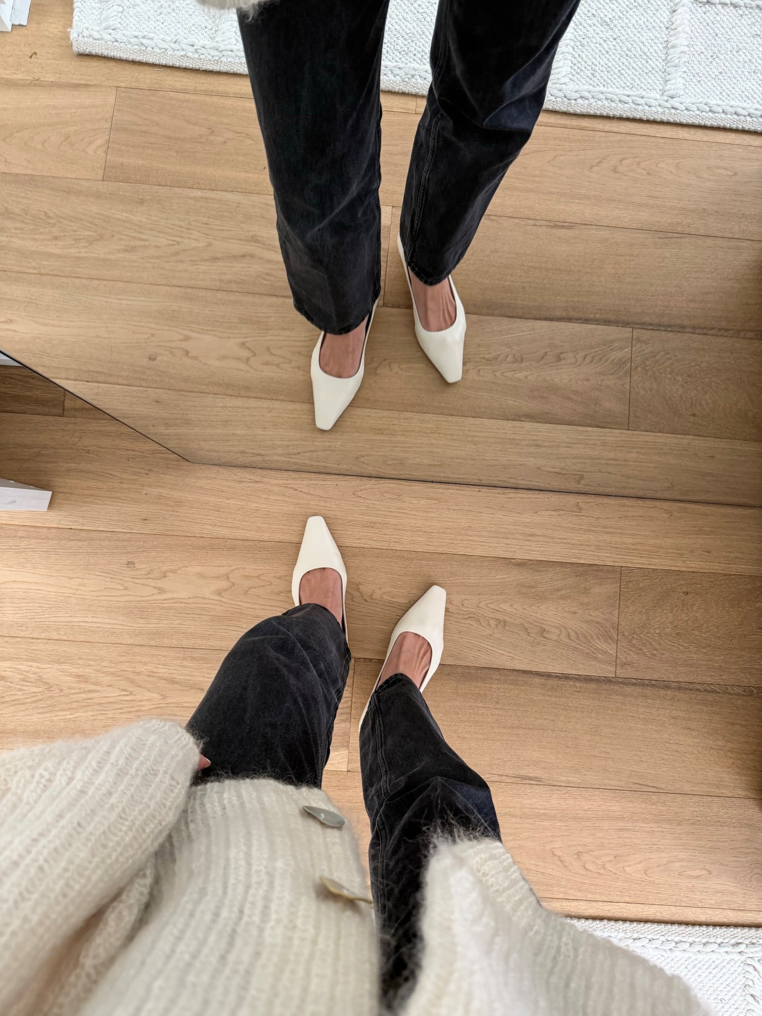 The perfect smart/polished white flat! 

I like that these have a point of difference to my Aeyde Judi pumps (which I have in suede) with that slightly squared toe, along with a chunkier, lower heel. Perfect for adding in that refinement & polish to an outfit! 👏🏻

I went up a half size to EU40.5 (I went up a full size to EU41 for the Judi pump) as I have a wider foot. Zero pinching and have worn these all day already with zero issues 👌🏻