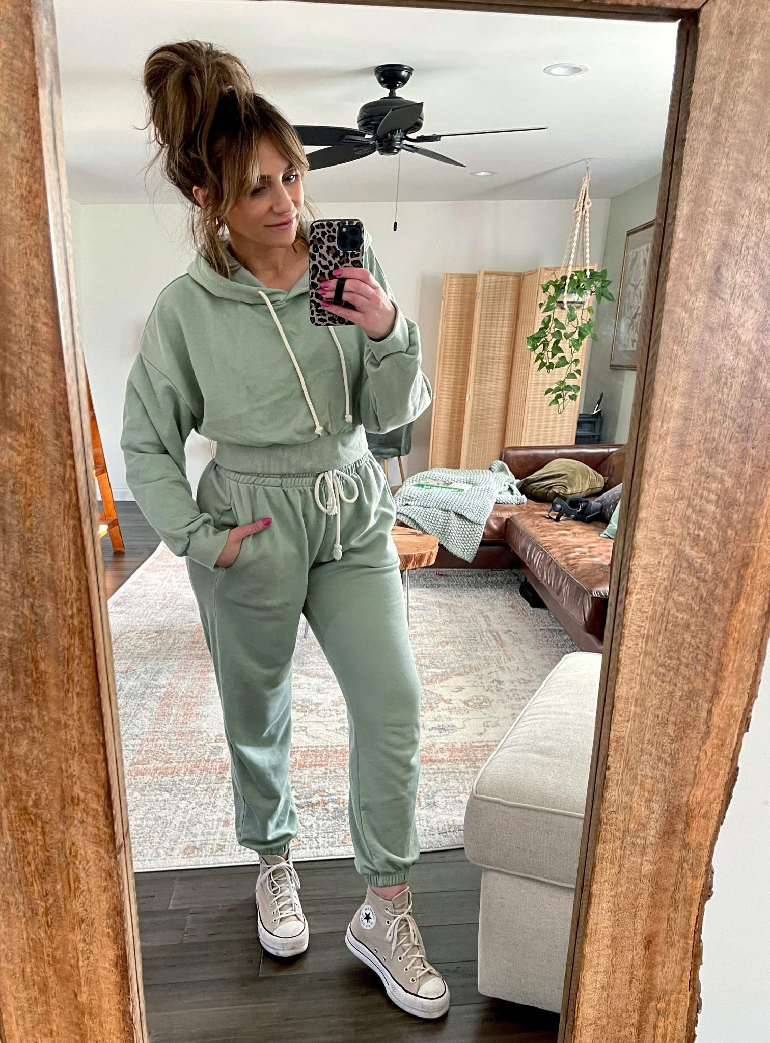 This is my fav brand for sweats 👟
The material is just superior 🤌🏼
I’m 5’6”
150lbs
Top - L
Bottoms - L
Shoesies - 9 womens