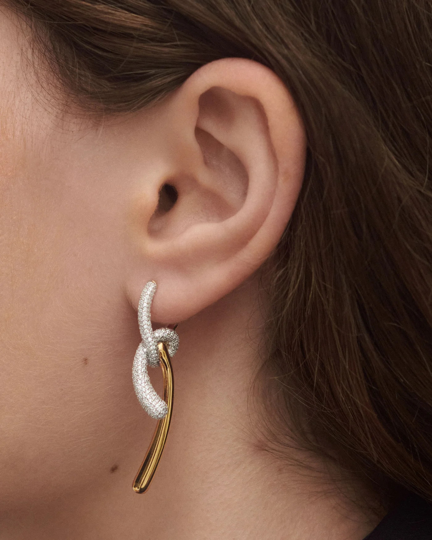 Elegant asymmetric hoop earrings with contrasting pavé zirconia kno... | Pavé Twist hoops | PDP... | PDPAOLA ES