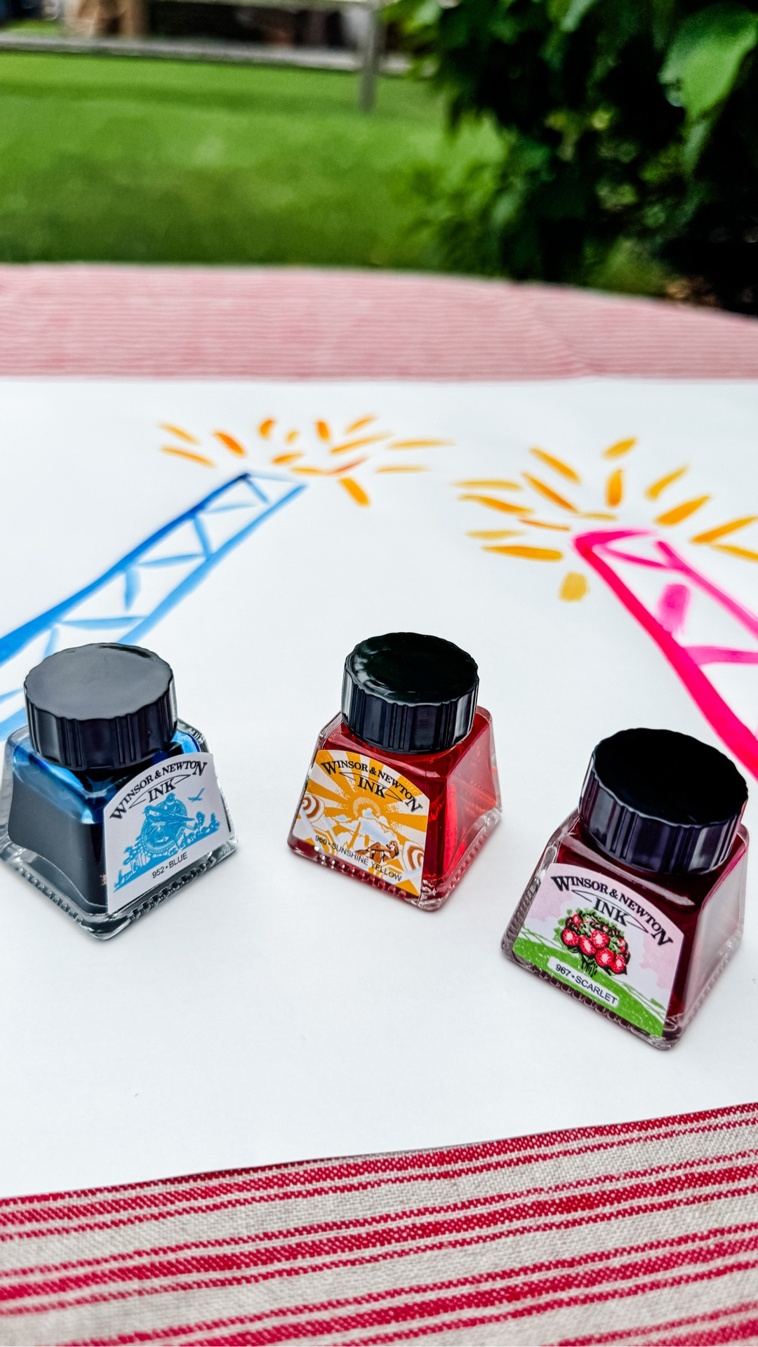 Make your own table runner with ink and a roll of paper! It's easy. Fun and kids would love doing it! 

#LTKSeasonal #LTKHome #LTKParties