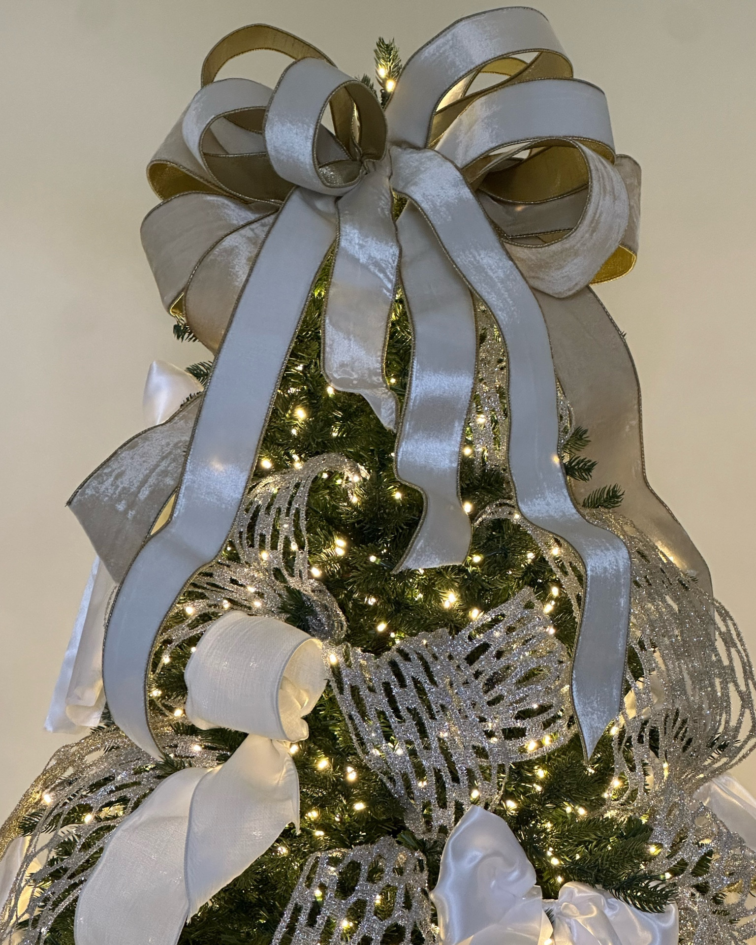 Christmas tree bow topper | Christmas decorating | holiday home decor | holiday velvet ribbon | neutral glam Christmas theme | gold metallic silver ribbon

what I used:

topper ribbon used:
4” cream velvet, 1 roll 
2.5” white velvet, 1 roll (color sold out, linked other colors)

#LTKHoliday #LTKSeasonal #LTKHome
