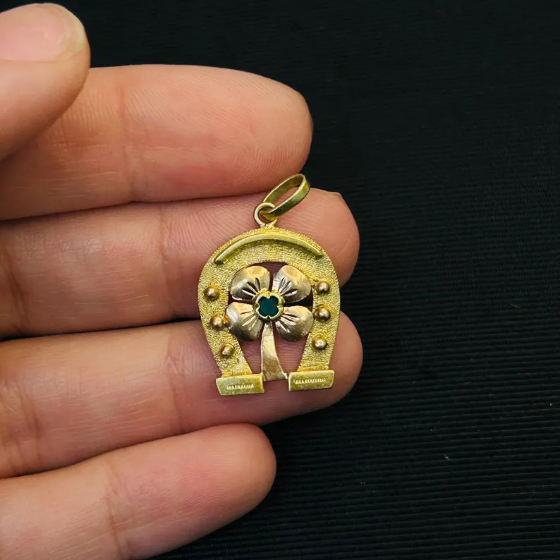 18K Yellow Gold Vintage Yellow and Rose Gold Clover Charm With an Emerald in the Center of a Hors... | Etsy (US)