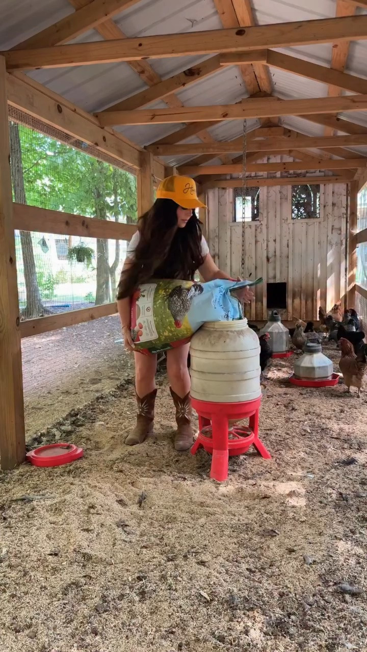 Okayyyy here’s my Farm Verse!!! 
Where are my country girls and mamas at??? 
It’s gooooo time!! Send this to all your friends and send it to @hiforrest so maybe he sees it!!! 

Also c o m m e n t “FARM FIT” for my quilted outfit! 

🐓 Singing like He’s leading Sunday Morning choir!!!!

&&& got me singing Jesus love me, like everyday is Springgggg

Summer outfit vacation farm favorite 

#openversechallenge #forrestfrank #christianmusic #openverse