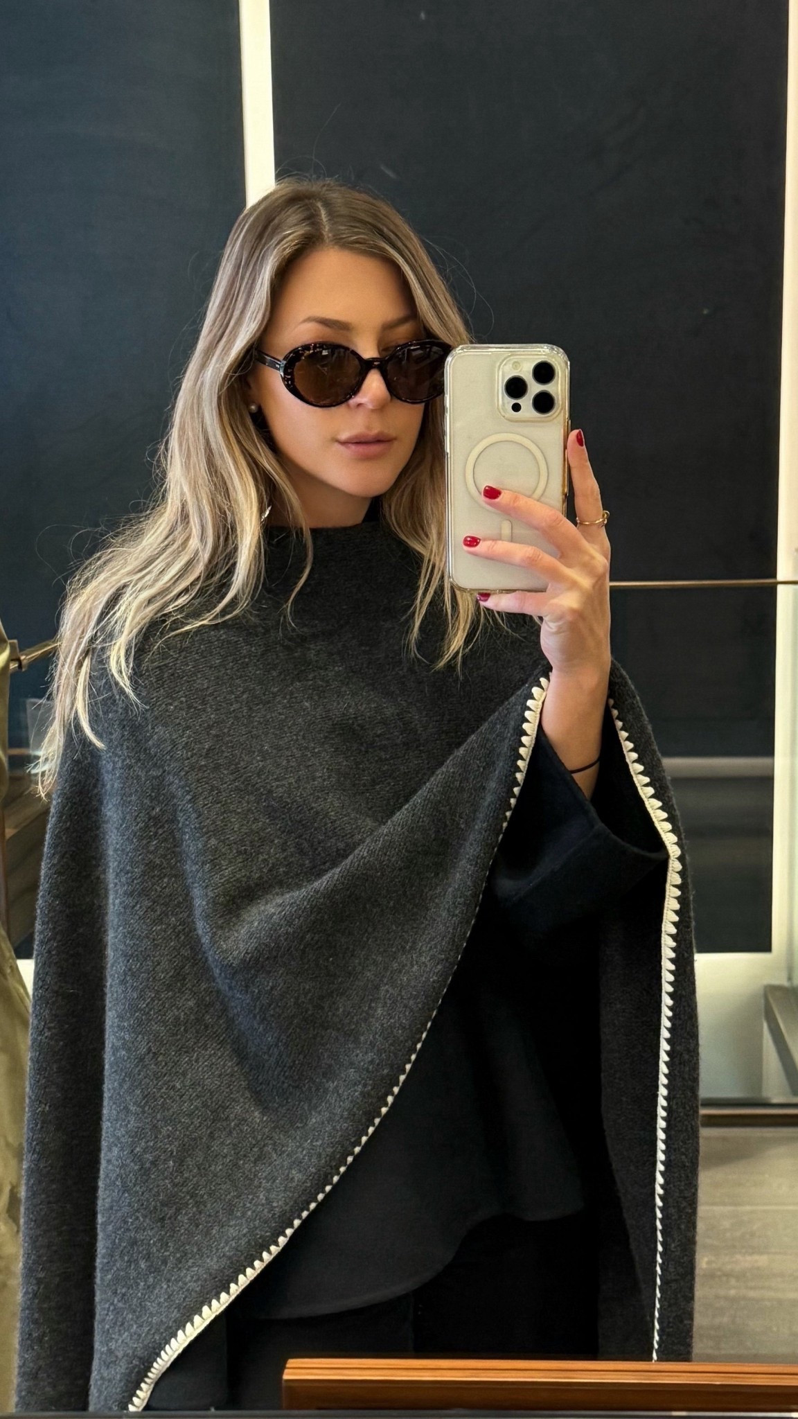 Oliver peoples
Blanket scarf toteme 

#LTKstyletip #LTKautumn #LTKluxury
