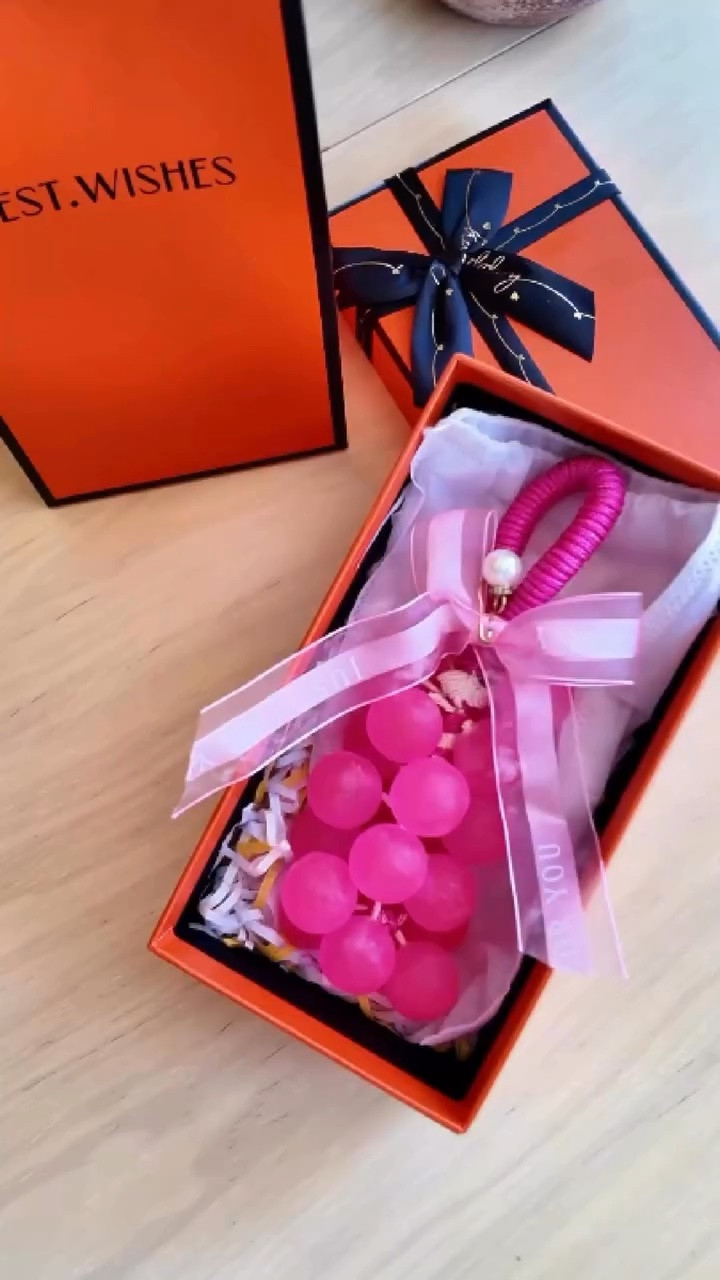 Este jabón de manos me encantó, 🙌 Lo pedí para un regalo y porque se veía hermoso para decorar el baño, pero además huele súper rico y queda demasiado cute como detalle para baño de visitas o incluso para regalar 💕

Comenta shop para recibir la info🔗✨

#cozyhome #bathroomdecor #amazonhomefinds #bathroomaesthetic #bathroomdesignideas
