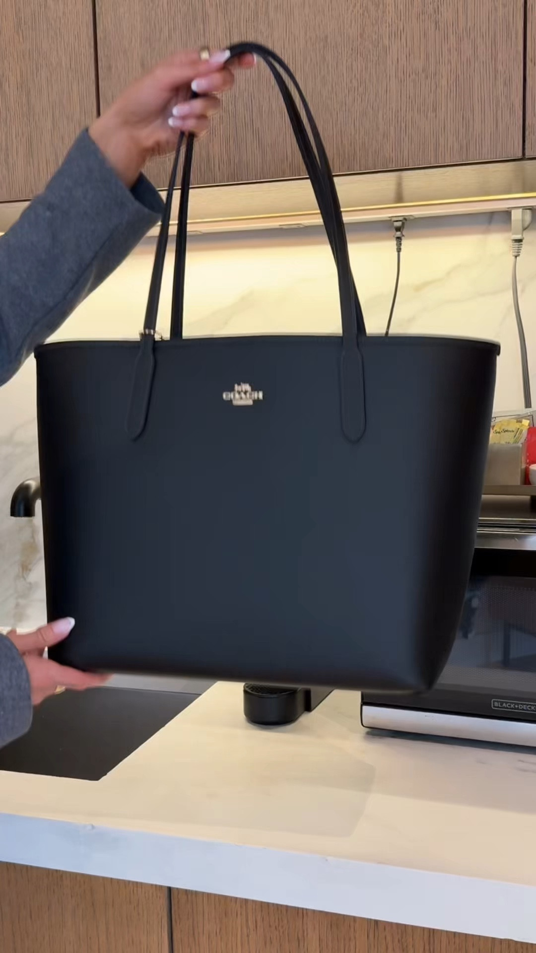 My go-to lately: the @coach City Tote Bag — structured, spacious, and ready for anything
@Coach #CoachPartner #CoachNY