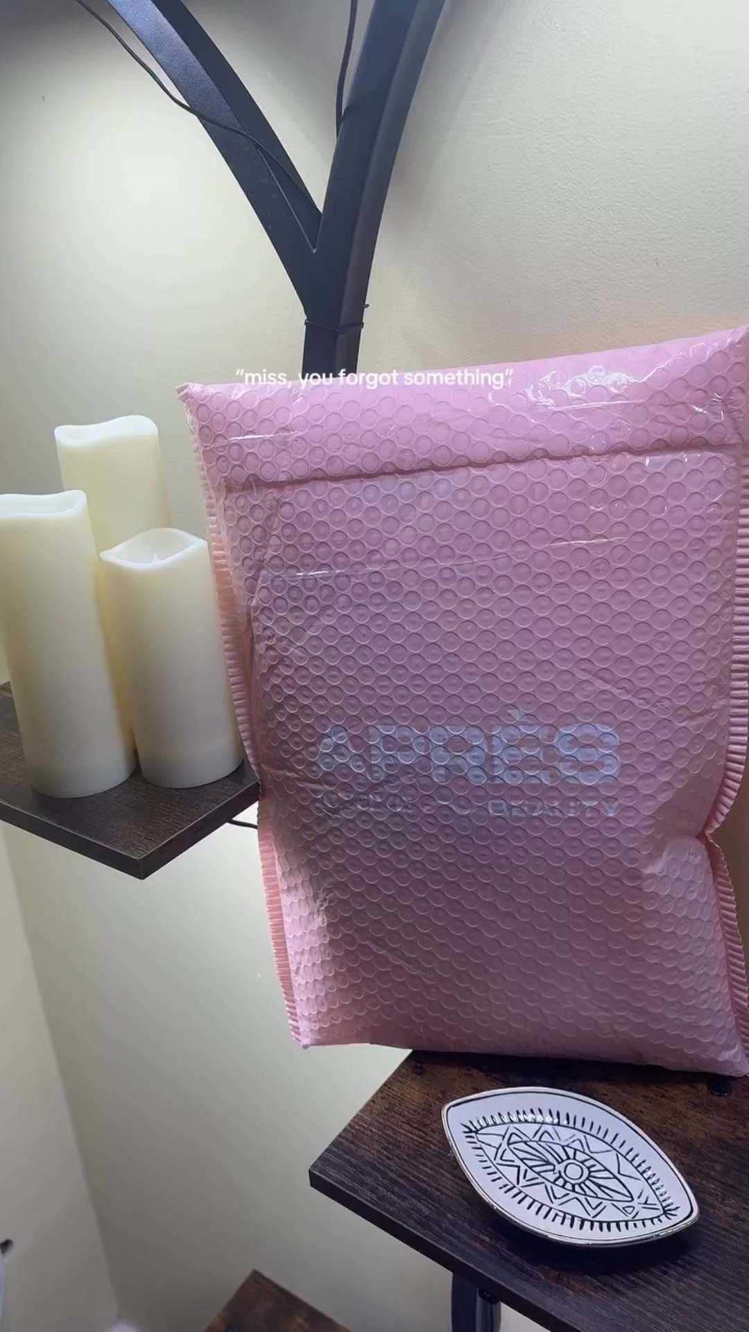 @apresbeauty has everything you need for before AND after the perfect work out!🧘🏻‍♀️✨

They have tons of accessories and skincare to choose from like grip socks & resistance bands or cool + glow facial towelettes to help you feel fresh after sweating it out! 

Excited to be a part of the Apres Beauty family! 💛✨Use code TONITHEYOGI for 15% off your order!✨
.
.
.
#yoga #apresbeauty #pilates #ambassador #code #15 #tonitheyogi #yogi #skincare #accessories #gripsocks #yogalife #onlythebest #wellness #ﬁtness