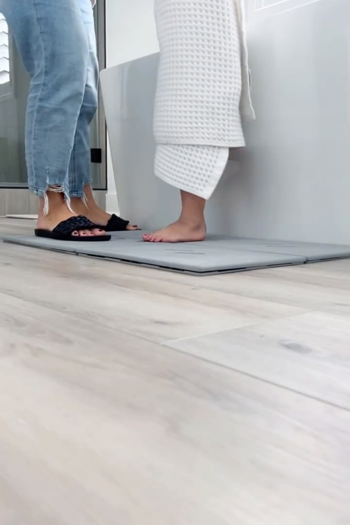 One year strong and still living our stone bath mats. We used to replace ours every few months due to testing or looking old, but these still look as good as the day we got them! It comes in multiple colors and looks good with any aesthetic.

I also didn’t know dog howls could look this good, which is why I love the quick drying food and water set from @doraihome . 

Let me know if you want the 🔗 by commenting “yes please” and I’ll send your way! 

-
-

#amazonfinds #amazondeals #amazonmusthaves #amazonhome #dorai #doraihome #home #homedecor #homefinds #minimalisthome