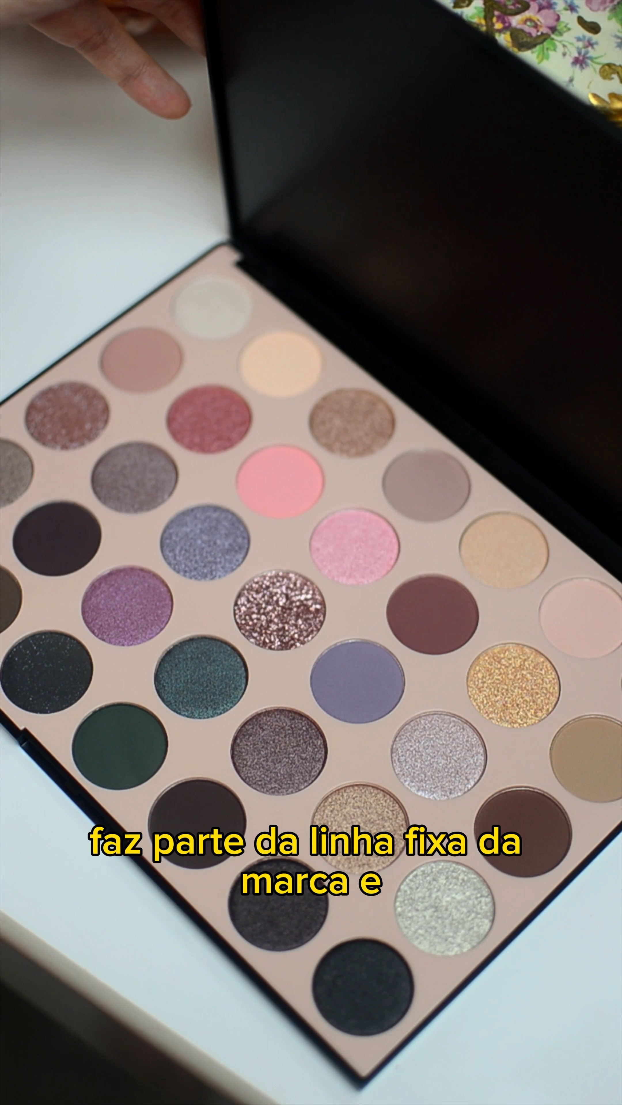 A Morphe entrega e entrega muito 🥰🤌
.
Conheçam a maior paleta de sombras da minha coleção, a clássica 35C da Morphe 🥹
.
Ela é aquela escolha chique, de sombras mais neutras e de acabamento sofisticado, sombras de alta pigmentação e super macias, que entregam tudo já na primeira passada. A 35C é literalmente o sonho de todo maquiador que foca em maquiagens para festas, casamentos, formaturas. 🥰🤌
.
.
.
#morphepalette #morphecosmetics  #paletagringa #maquiagemimportada #paletadesombras

#LTKbeauty #LTKVideo #LTKbrasil