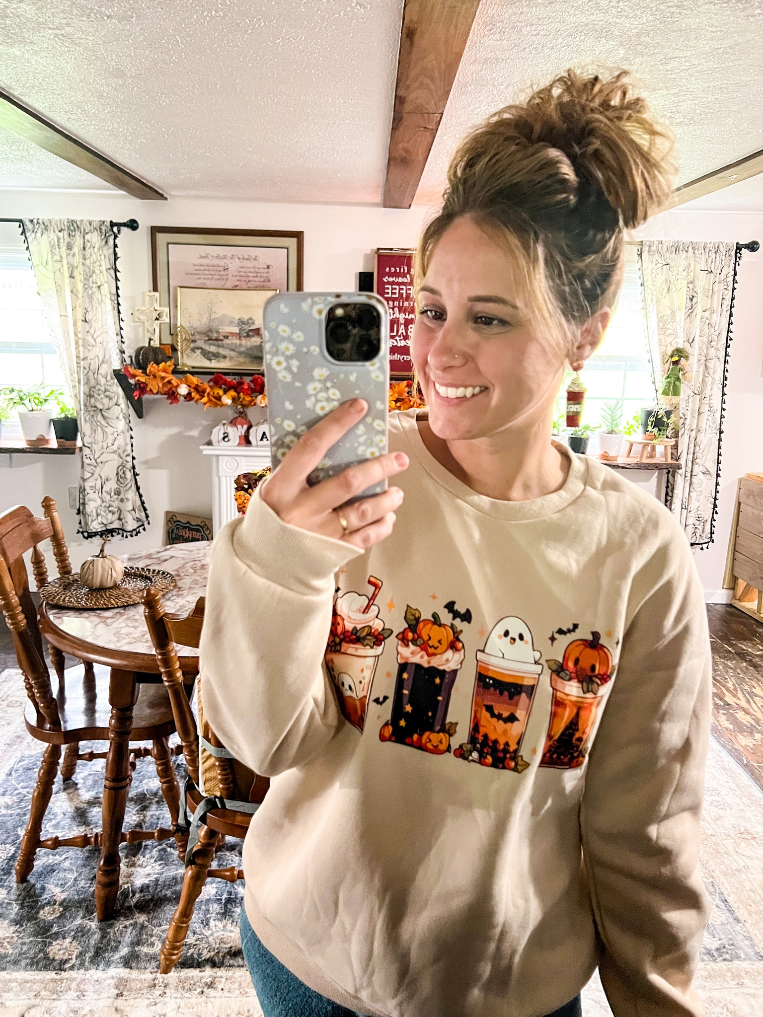 Took this sweatshirt off right out of the packaging so don’t mind the wrinkles 🫣 but paired perfectly with my PSL earrings!!! Size up for a more oversized look! 