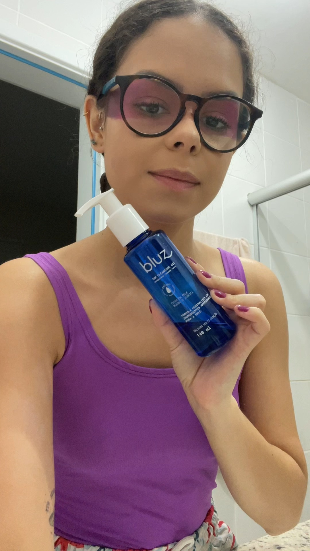 O momento de retirar a maquiagem também é skincare. E utilizar produtos que não agridem a pele nesse momento é fundamental! 

Esse é o The Cleansing Oil da Bluz, ele é multifuncional e possui diversos benefícios como: controle de oleosidade, diminuição de cravos, mantém a hidratação natural da pele e derrete a maquiagem sem causar atrito, sem deixar a pele sensível e sem arder os olhos! 

Há anos é meu demaquilante preferido ❤️

#cleansingoil 

#LTKVideo #LTKbeauty #LTKbrasil