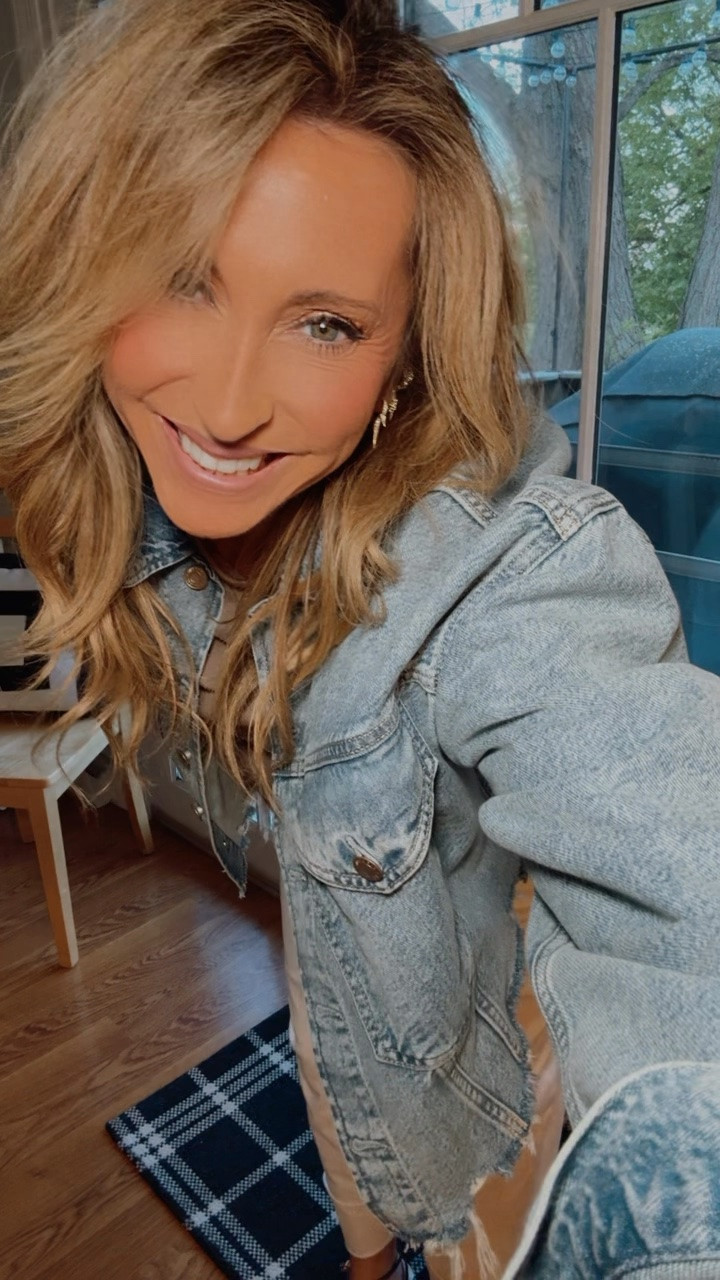 Happy Weekend… I wish there was another day between Sunday and Monday ☺️ can’t get enough of this denim… perfect white, easy to style… anything but basic…

#LTKootd #LTKgrwm #LTKWorkwear