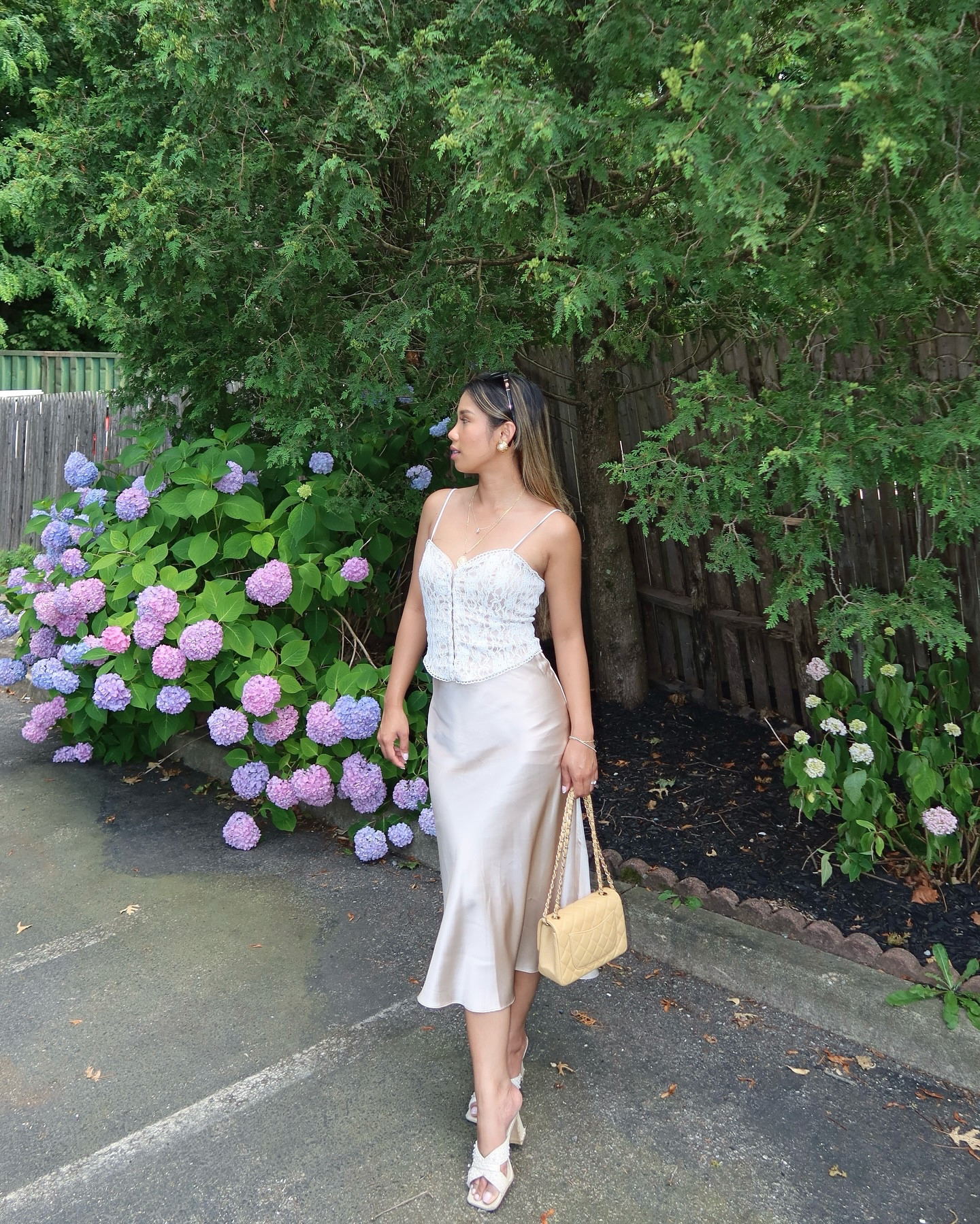 A summer fit 🌸☀️
Top: @princesspollyboutique 
Skirt: @onequince 
Heels: @dolcevita