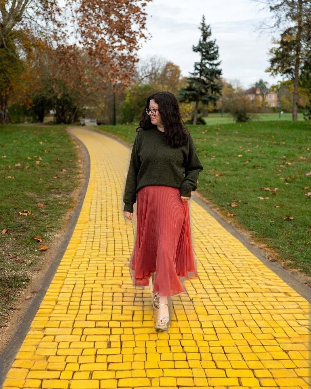 Qui a dit que le rose et le vert ne pouvaient pas faire bon ménage ?
À l’occasion de la sortie du film Wicked, j’ai revisité cette association iconique et je t’ai préparé un look inspiré de l’univers du film : féminin, audacieux et coloré.
⠀⠀⠀⠀⠀⠀⠀⠀⠀
Alors, team Glinda vibes ou Elphaba energy ?
Dis-moi ce que tu penses de ce combo vert + rose 💗💚

#LTKpetite #LTKstyletip #LTKCyberWeek