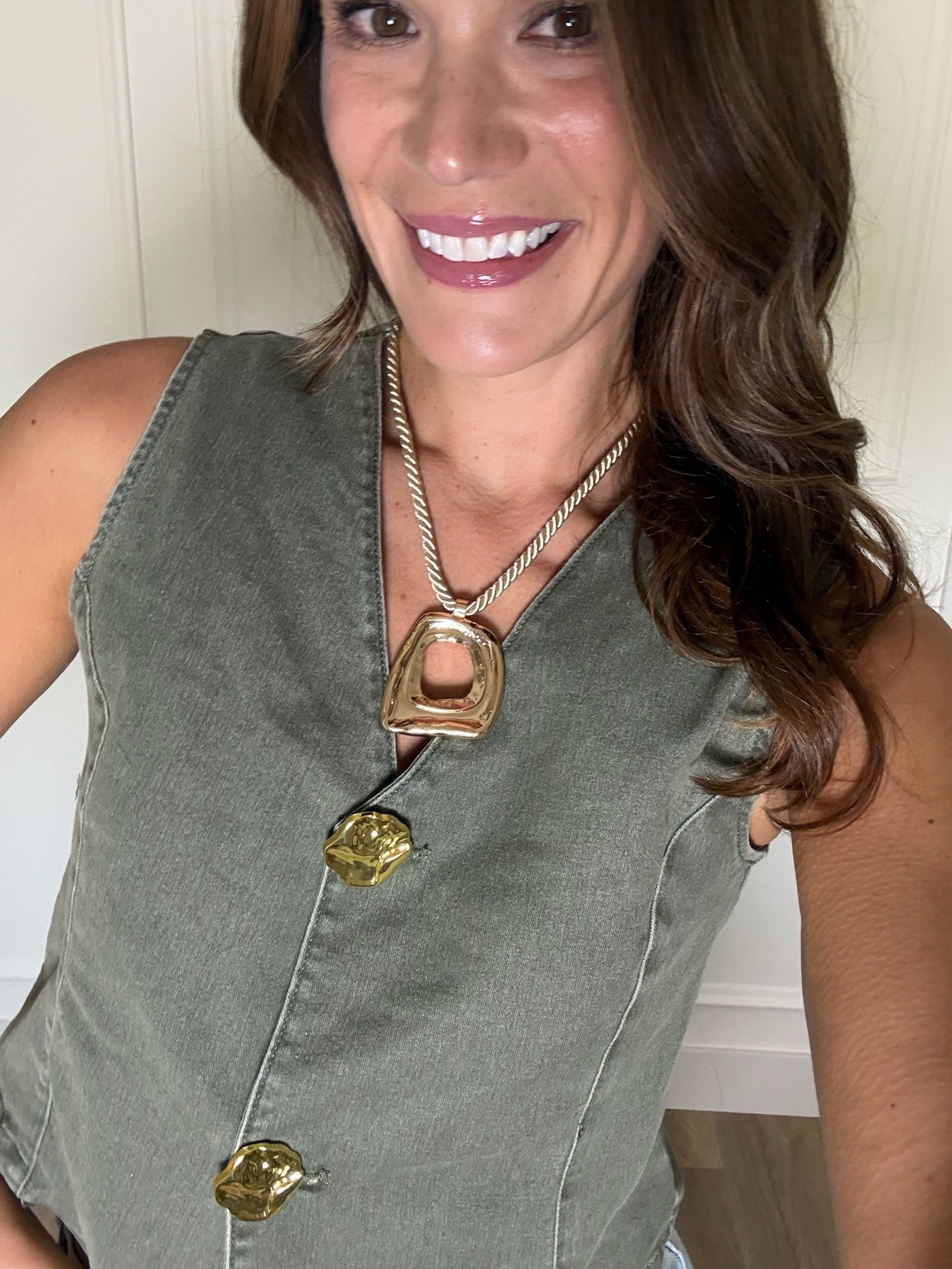 I'm not usually a statement jewelry girl, but this gold pendant necklace might be changing my mind! I love the sculptural design paired with the oversized gold buttons on this olive vest. Such a good combination for fall!
Gold pendant necklace, Statement necklace, Chunky gold jewelry, Olive green vest, Fall fashion, Gold accessories, Sculptural jewelry, Fall outfit ideas, Statement jewelry, Elevated casual style, Fall accessories, StangandCo