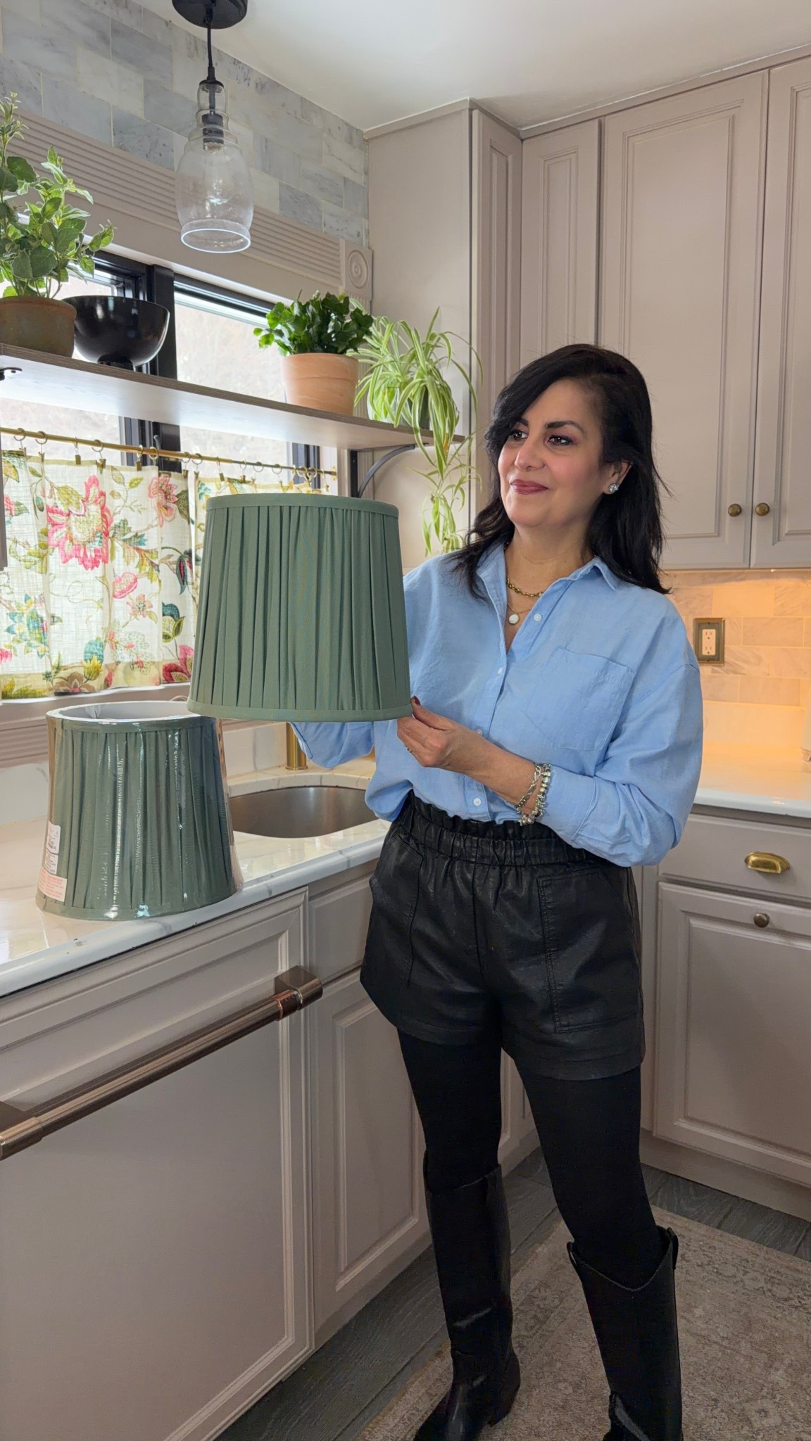 No gastes mucho en cambiar toda la lámpara. Amo este truco de solamente cambiar las pantallas! ✨
.
Dont spend to much buying the whole lamp. Just change the shades! One of my best tricks 🤩
.


#LTKSeasonal #LTKHome #LTKSaleAlert