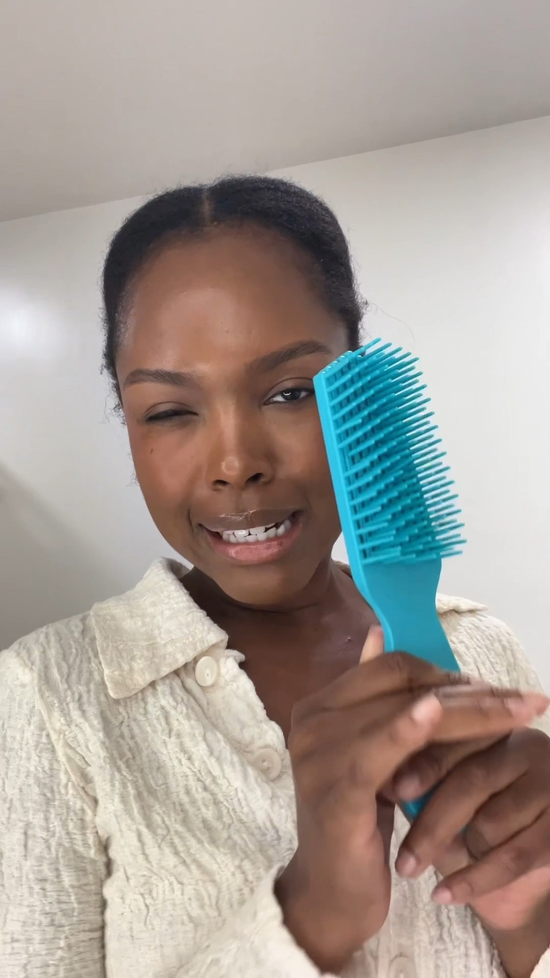 THE ONLY BRUSH I USE!! #NaturalHair #Afro #DetanglingBrush 