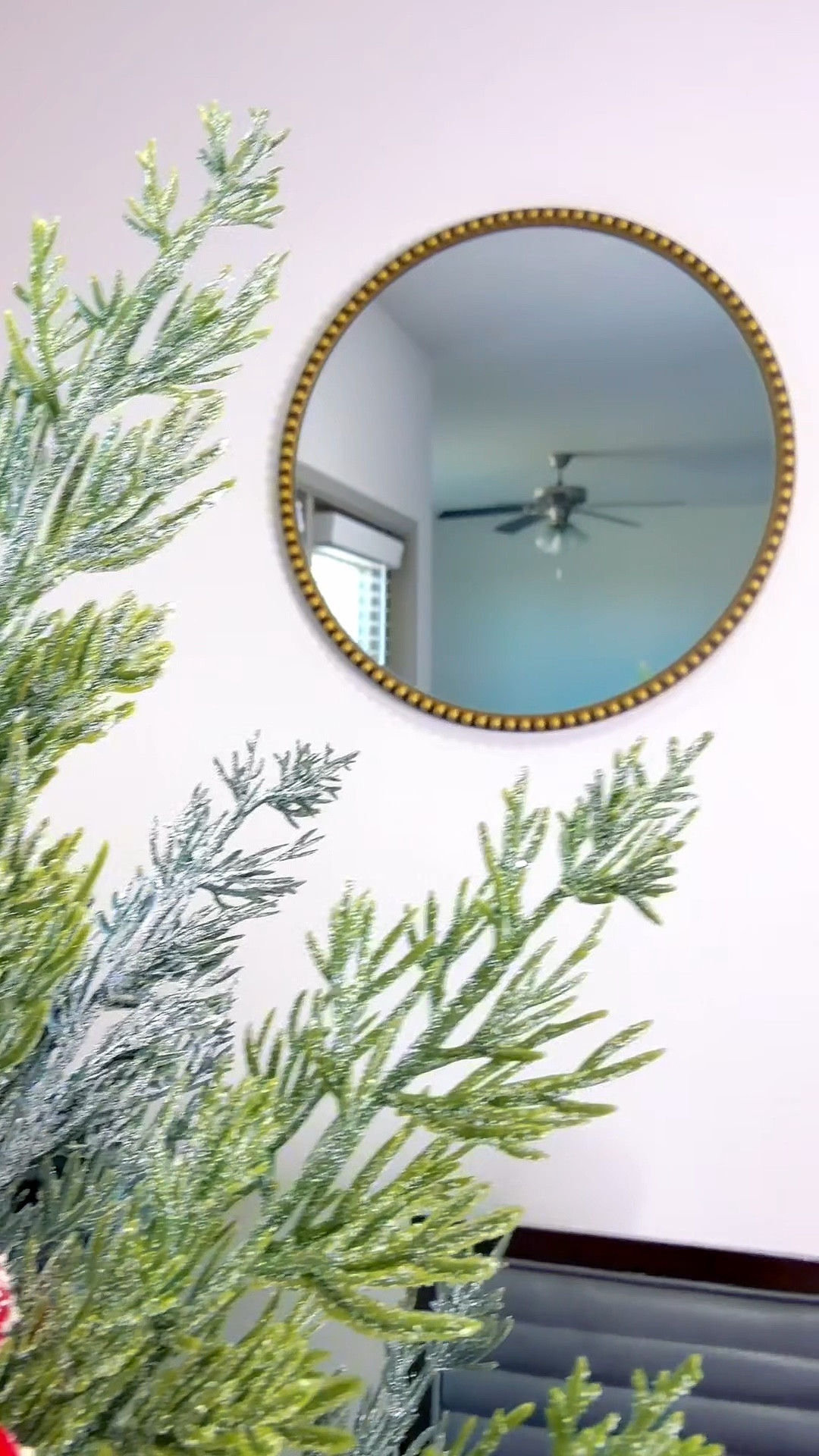 Cuando no sabes qué poner en esa pared vacía… un espejo siempre salva el espacio ✨🪞 Elegante, práctico y le da esa profundidad que enamora.

#LTKvlog #LTKHoliday #LTKSeasonal