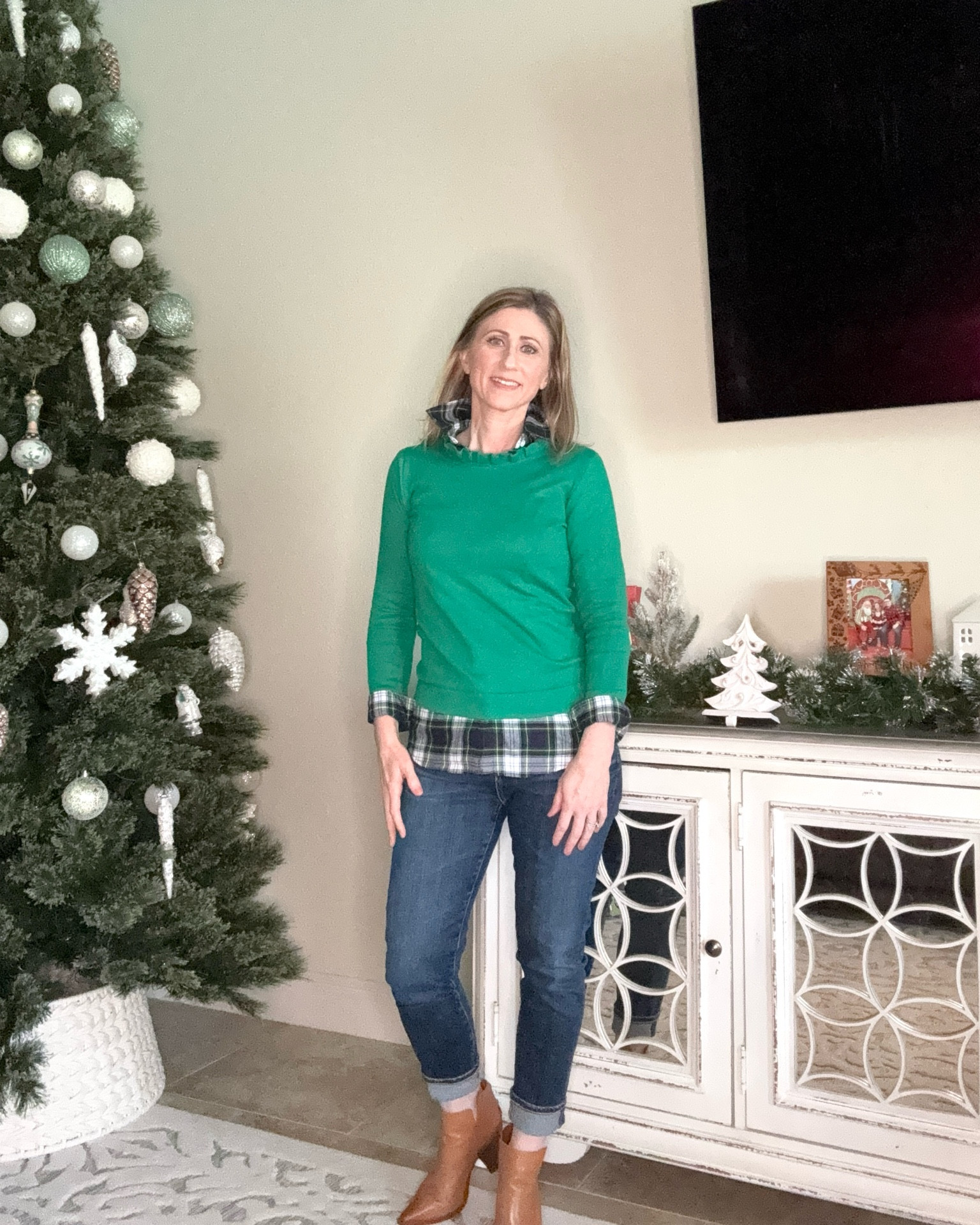 I couldn’t resist 😂 

In all seriousness though, if you like hints of plaid over a solid plaid shirt, it’s so easy to soften your look.

I took this lightweight sweater with a ruffle neck detail as the top layer. 

Finally add these simple touches for the plaid to pop through! 

•Cuff your sleeves 
•Pull the collar out
•Allow the bottom hem to show

Or if you’re vibin like Clark just grab your puffer vest!

#petitestyle #petitestyleblogger #styletips #funnyreels😂😂 #plaidseason #howtostyle 

#LTKfindsunder50 #LTKover40 #LTKstyletip