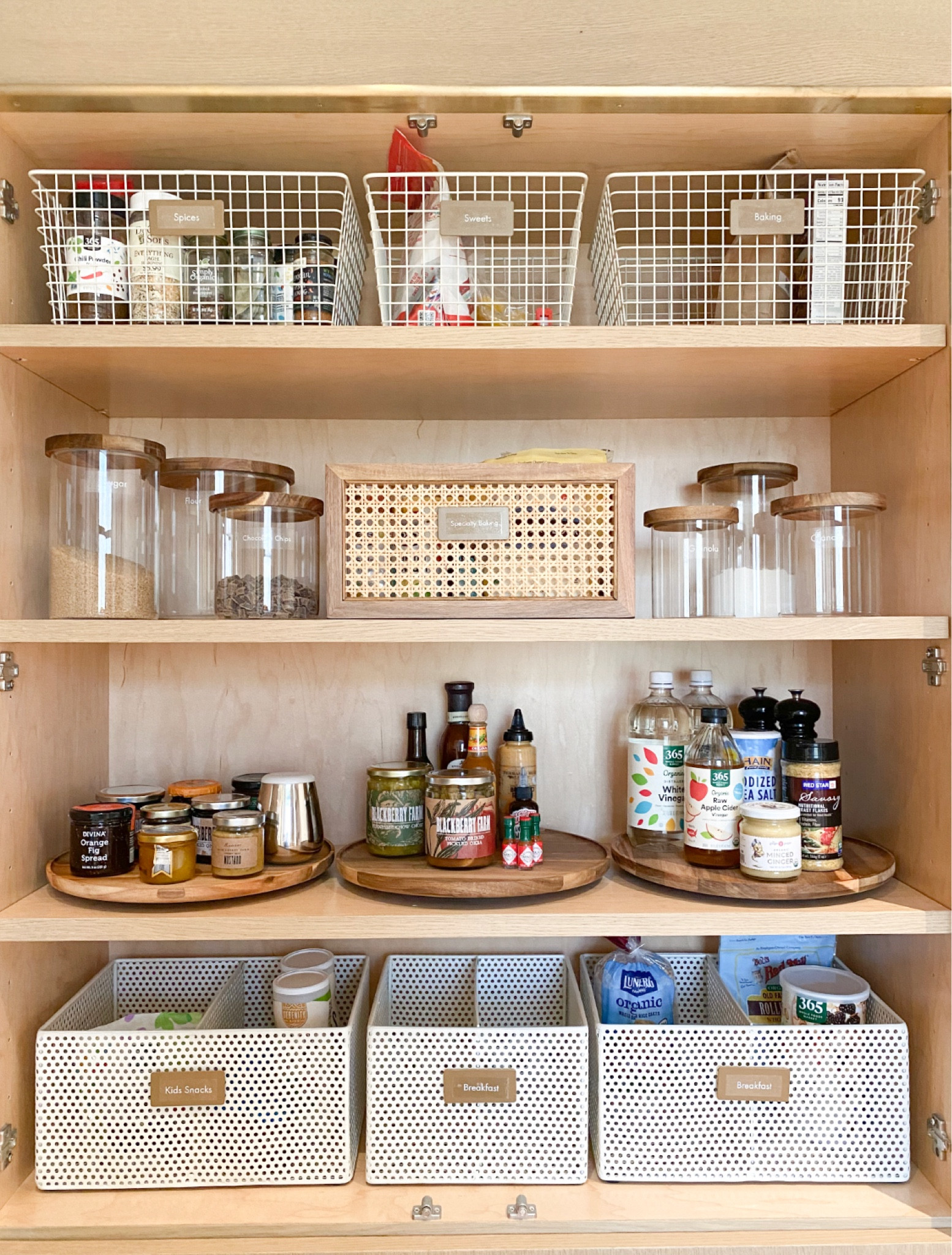 This GORGEOUS pantry had all the things going for it! My favorite part: adjustable and not too deep shelves!!! 🙌 We outfitted the pantry with Neat Method products to match the aesthetic of the space 🤩

#LTKhome