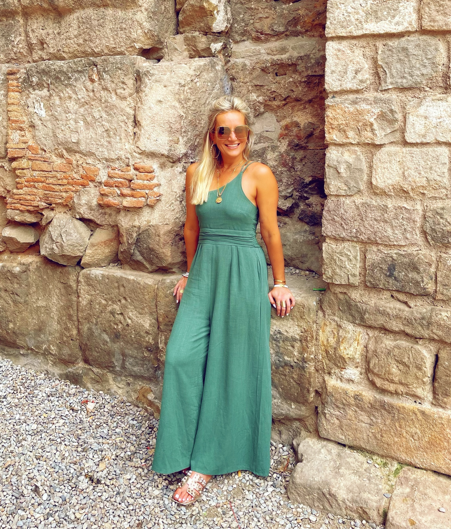 The best, most flattering and comfortable jumpsuit! I love the adjustable, one shoulder double strap, and the back is stretchy for comfort and ease of fit! Wide leg pants were both comfy and chic to take me from my overnight flight to Barcelona, and walking around all day when arrived! Comes in many colors. I’m in the Small!