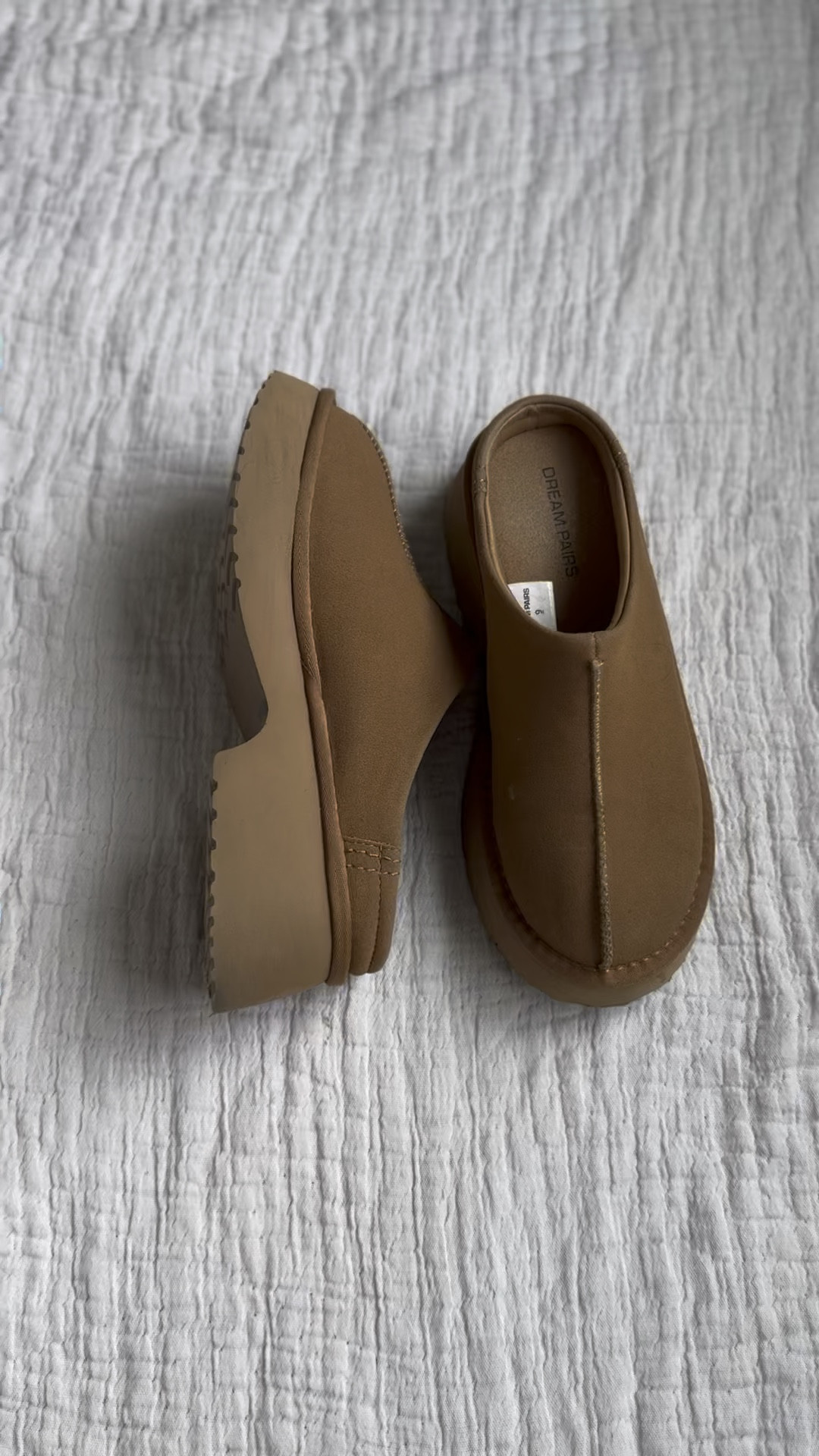 Follow and comment “pairs” below for the link of this product ⬇️

Dream Pairs Tan Slip-On Clogs – Minimalist Everyday Comfort Shoes. Soft suede-look finish with cushioned insole and durable sole, perfect for casual wear, work, or everyday errands. Neutral tan color pairs easily with any outfit.

#LTKWorkwear #LTKootd