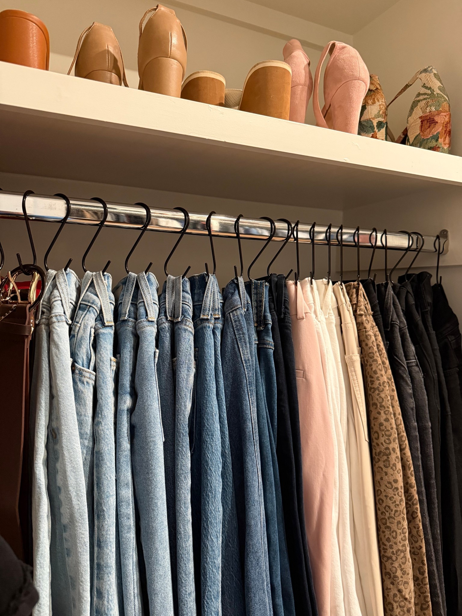 If you want to long hang your jeans, S hooks are the way to go! #jeans #closet #organization