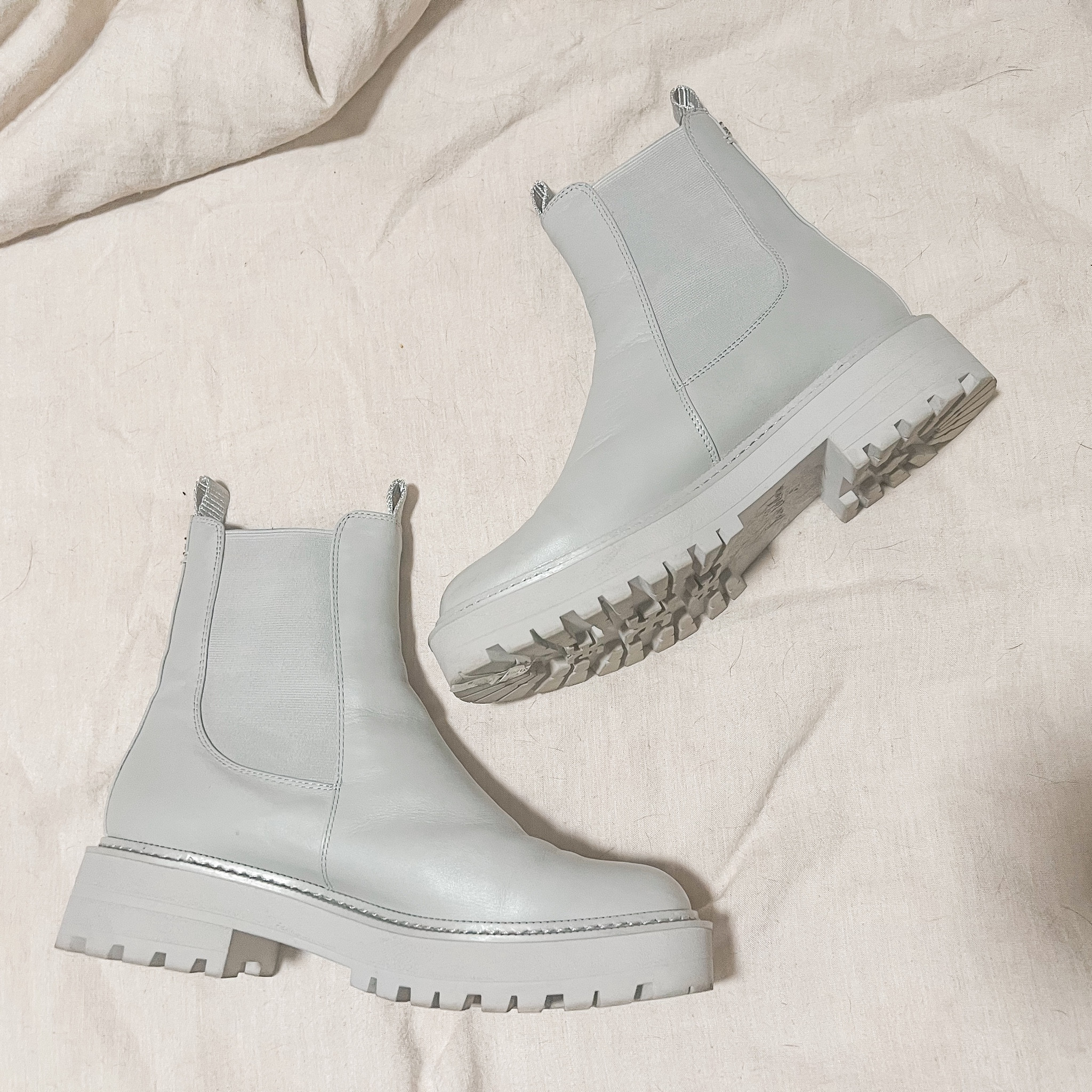 My favorite new boots from Sam Edelman, the Laguna Waterproof Lug Sole Chelsea Boot are currently 61% off in brown. 



#samedelman #chelseaboot #boots #uggboots #snowboots
#womensshoes #shoeroundup #winterboots #wintershoes #shoetrends #neutralshoes #cuteshoes #trendyshoes #forher #must-haves #clothing #juniorsshoes #winteroutfit #boots
#wintershoes #everyday #inspo #birthdaygift #giftidea #cute #aesthetic #walmart #winterboots #blogger #winterfashion #casual 




#LTKshoecrush #LTKunder100 #LTKsalealert