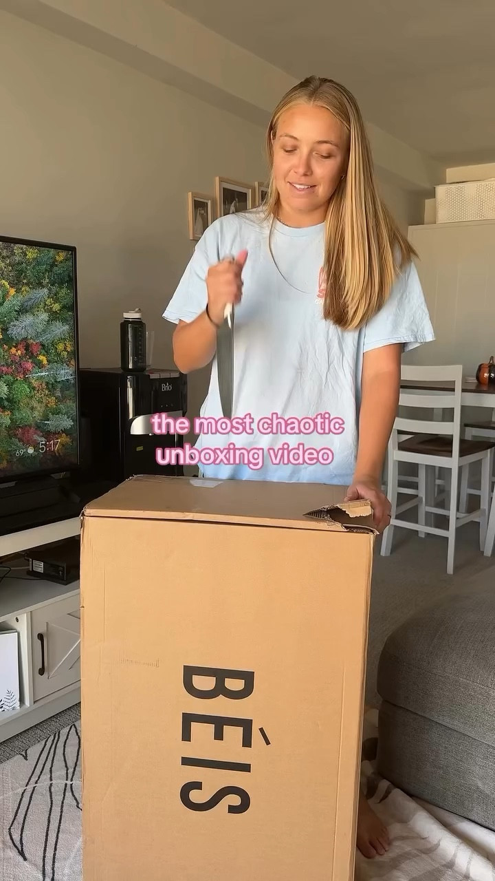 The most chaotic unboxing video to ever show up on your feed😂 But high key so stoked for my new luggage💘💘 @beis