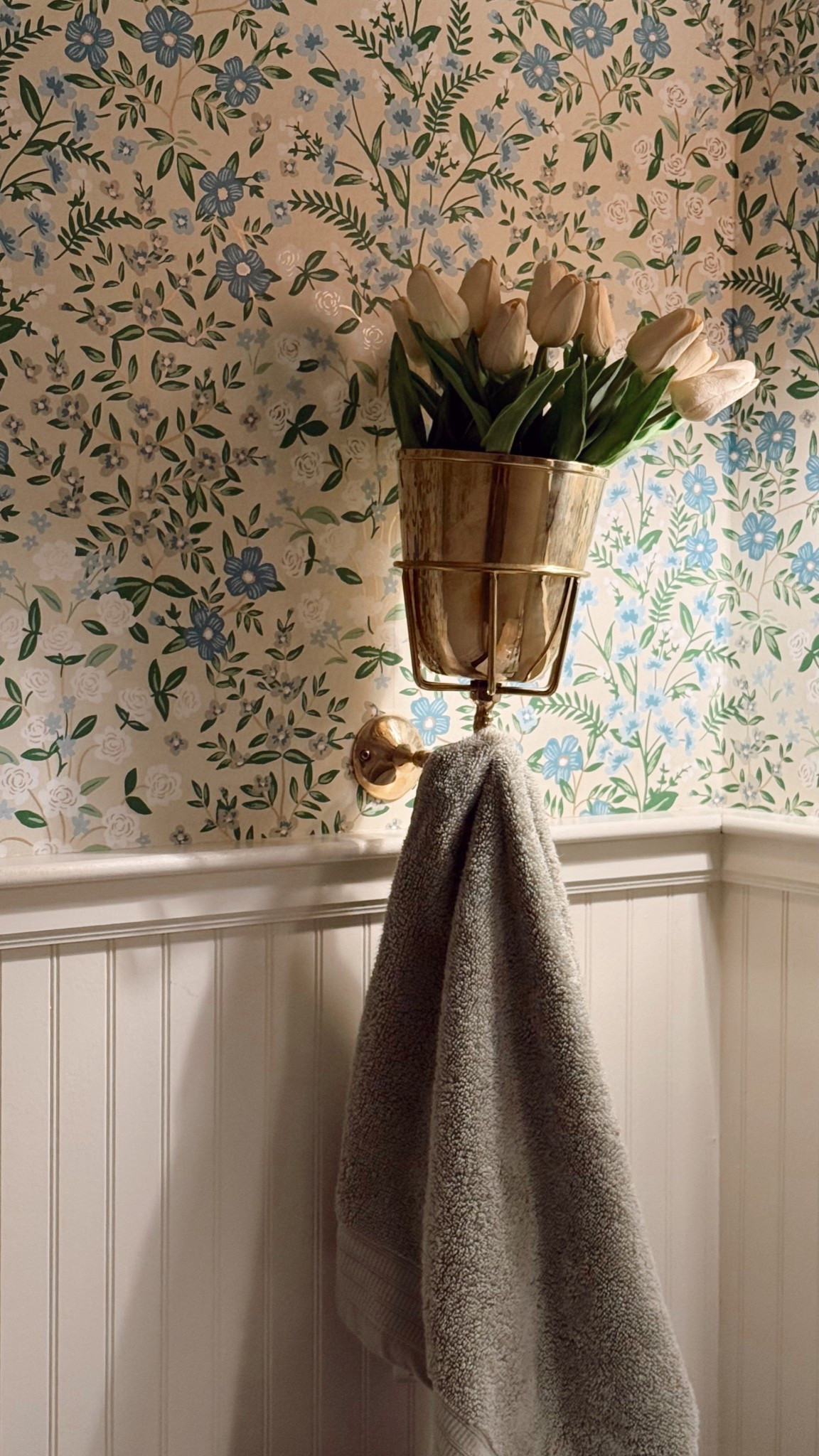 This wall vase is back in stock! If you’ve been eyeing it - snag it now!