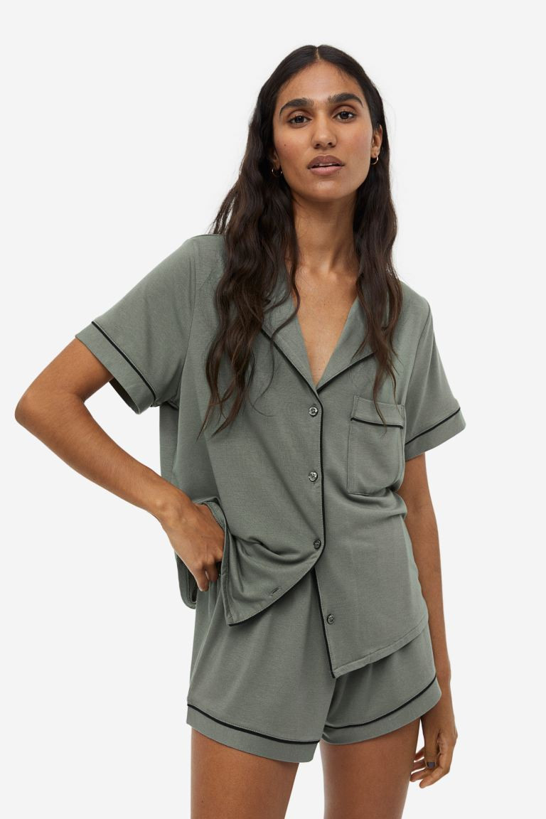 Pyjama mit Oberteil und Shorts | H&M (DE, AT, CH, NL, FI)