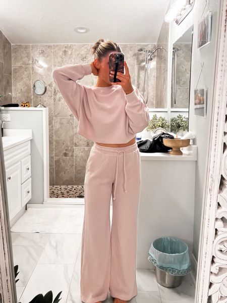 Most popular outfit this week 👏🏻 just shared it for the first time Wednesday but the amount of clicks this got 😮‍💨🤌🏻 

LOVE this color 💓 comfy girl vibes while on vacation. 

#LTKfindsunder100 #LTKtravel #LTKstyletip