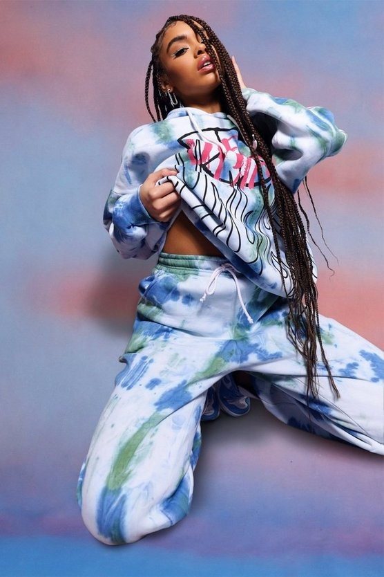Official Jogginghose in Batik-Optik mit Flammenmuster | Boohoo.com (DE)