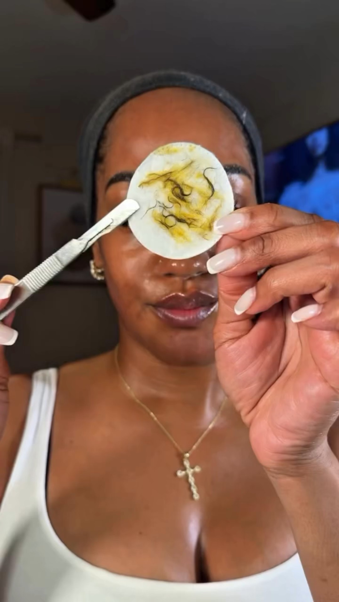 A little dermaplane reset to feel like myself again 🍂🍁

Facial oil: @goodmolecules 
Face wash: @larocheposayusa 
Toner and mask: @anua_global 
Lip mask: @charlottetilburyskincare 
Moisturizer: @kiehls 
•
•
•
#fallskincarereset #dermaplaningathome #softlifeseason #glowreset m #lifestylecreator #beautywellness #skinrenewal #fallcontent #skincaretips101 #routinereset