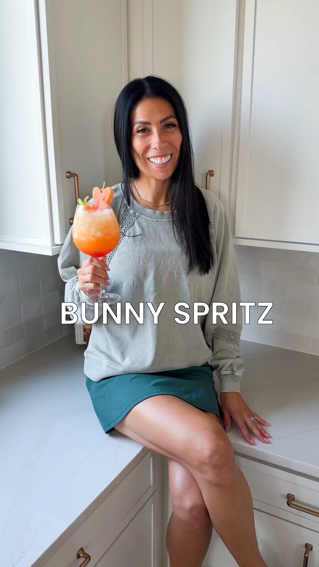 Wake up on Easter like this! 
.
BUNNY SPRITZ 🐰🍊
• ice
• 1 oz Aperol
• 2 oz orange juice
• top with prosecco
Garnish: carrot ice cubes + cantaloupe bunny
Prep the garnishes:
Cut orange and lime into thin slices. Place 2 orange slices into a long ice mold, then add thin lime slices on the outer corners to create the “carrot” shape. Fill with water and freeze overnight.
Slice cantaloupe (about ½” thick), cut into bunny shapes, and add to a food pick.
To make:
Fill a wine glass with ice (¾ full), add Aperol + orange juice, then top with prosecco. Garnish and enjoy! ✨


#LTKmomlife #LTKfoodie #LTKSeasonal