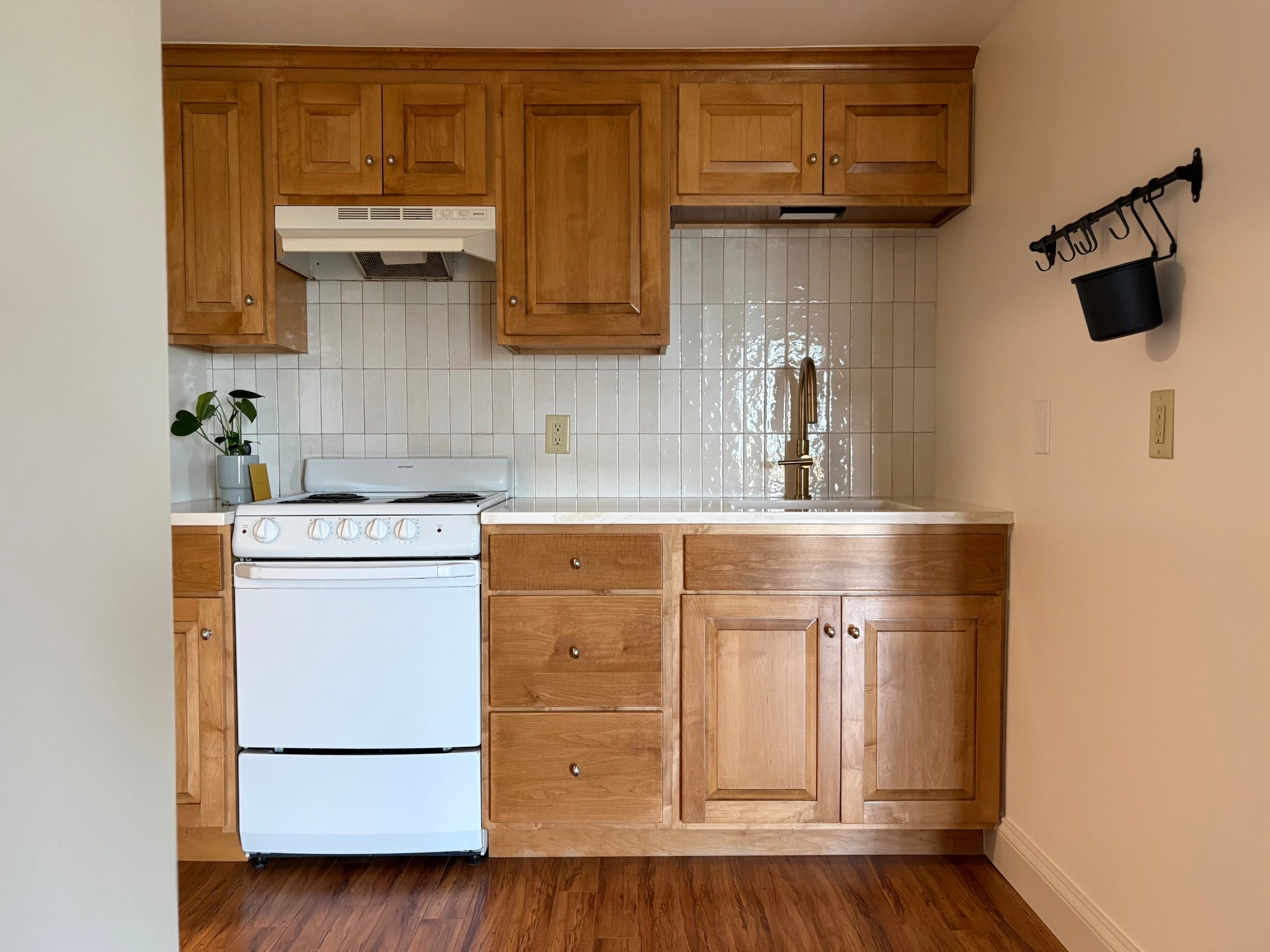 We did some small upgrades in our little apartment and I love how timeless the little kitchen looks - classic tiles, a faucet upgrade, and beautiful fresh countertops!

#ApartmentReno #SmallRenovation #SmallKitchen #Timeless

#LTKhome