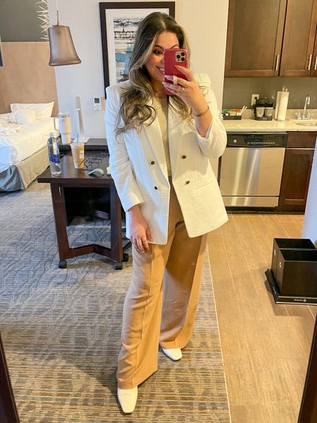 We’ve made it to Thursday!! After a very busy week I’m so happy to see that the weekend is near!! 

As much as a love wearing bright colors, lately my workwear has been pretty neutral but not boring! ✨ I also loved how easy it was to dress down this top and blazer for dinner.

#LTKworkwear #LTKFind