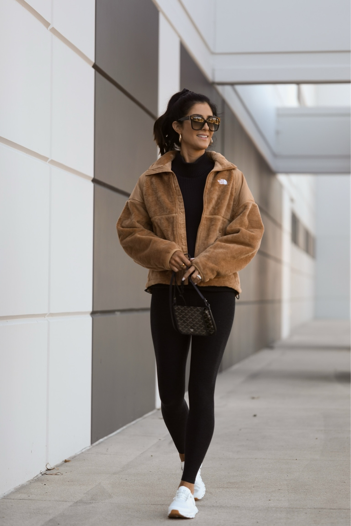 I love the color of this cozy fleece jacket! I'm just shy of 5-7" wearing the size small jacket #stylinbyaylin #aylin
