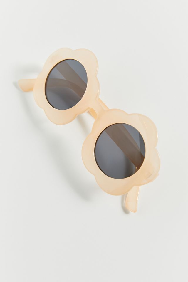 Daisy Plastic Round Sunglasses | Urban Outfitters (US and RoW)